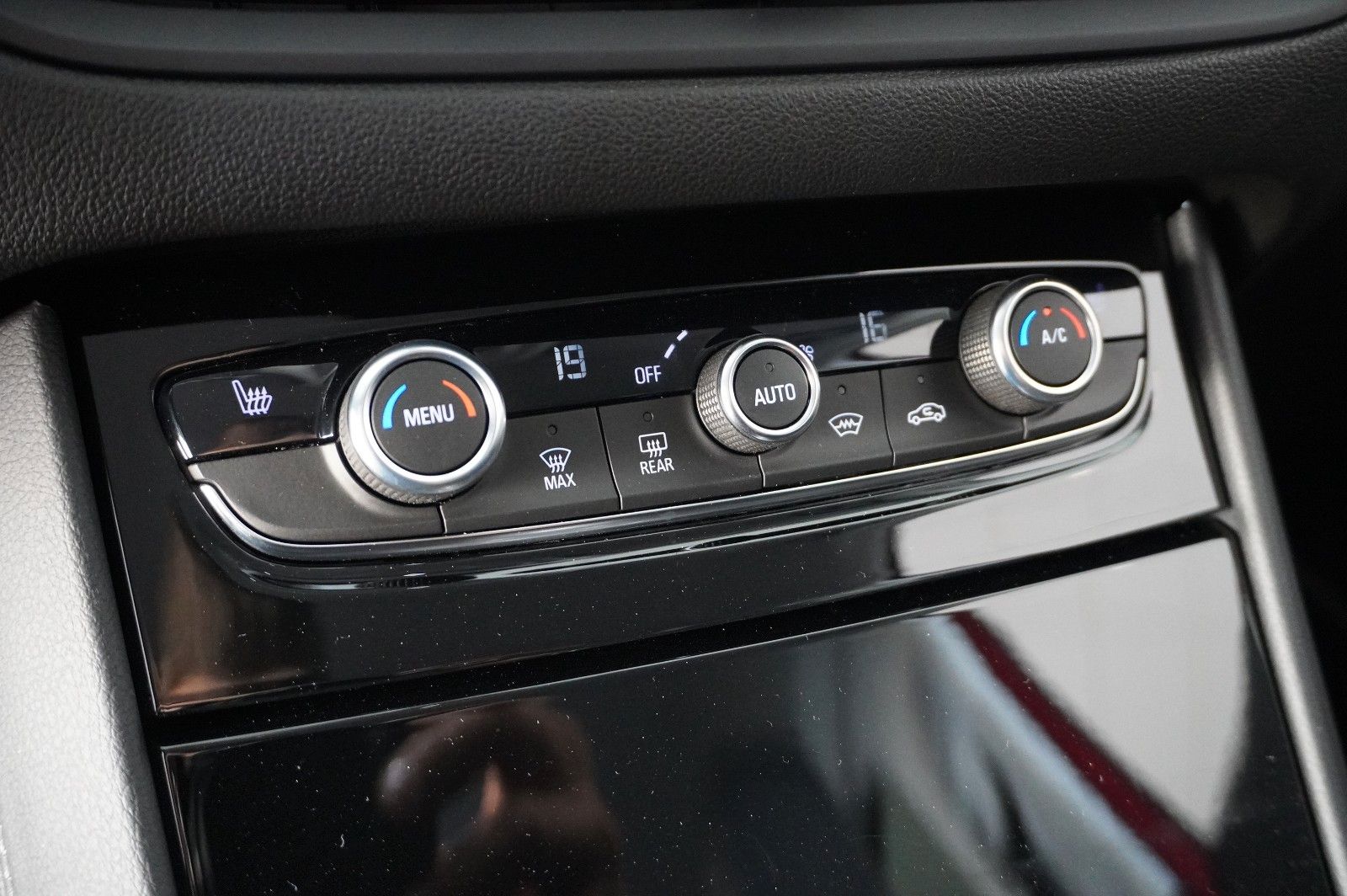 Fahrzeugabbildung Opel Grandland (X) ULTIMATE 4HYBRID NAVI/LED/360°/AHK