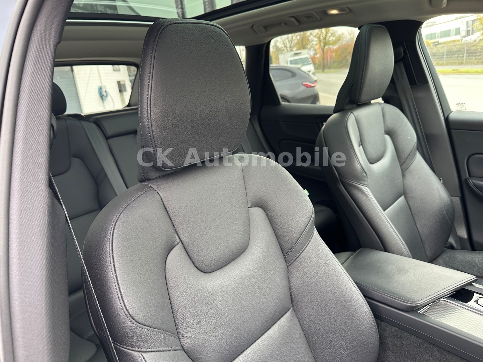 Fahrzeugabbildung Volvo XC60 B4 Plus Bright AWD/Navi/Leder/Pano/LED/Kam.