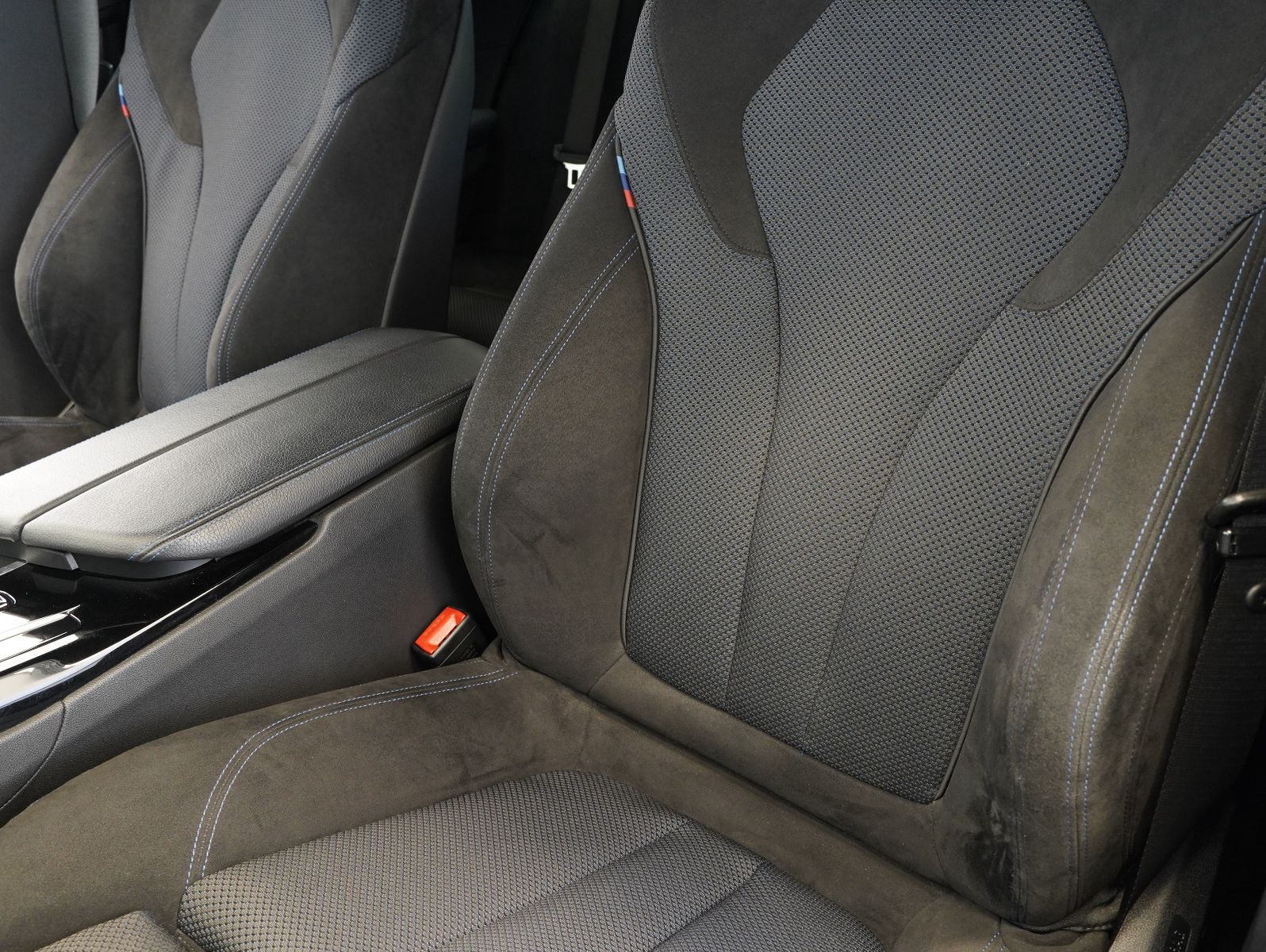 Fahrzeugabbildung BMW 530 e xDrive Touring M Sport SHADOW/HEADUP/AHK