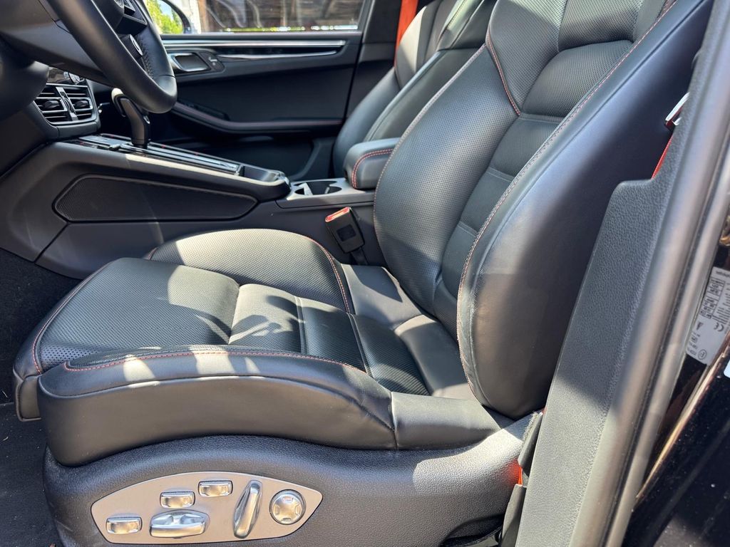 PORSCHE Macan 2023