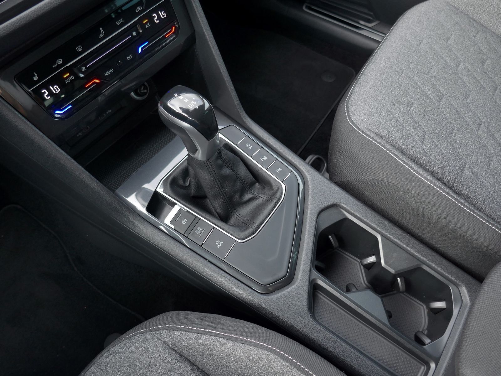 Fahrzeugabbildung Volkswagen Tiguan MOVE 2.0 TDI DSG | LED RFK ACC Navi