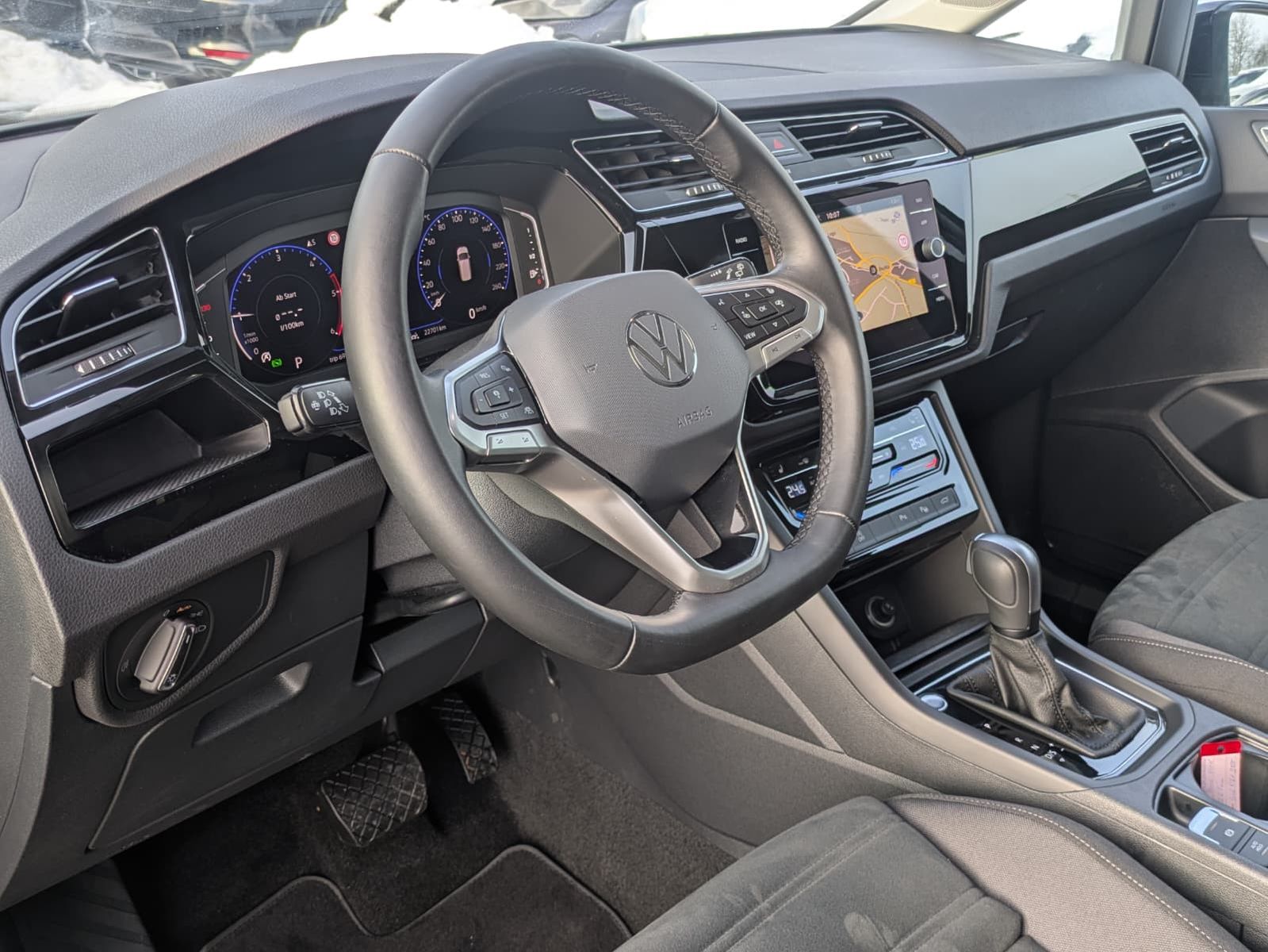 Fahrzeugabbildung Volkswagen Touran 2.0 DSG R-Line High BLACK Pano 7Si IQ AHK