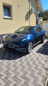 Tesla Model Y  Long Range Dual Motor AWD AHK blau/weiß - blaue Tesla Model Y