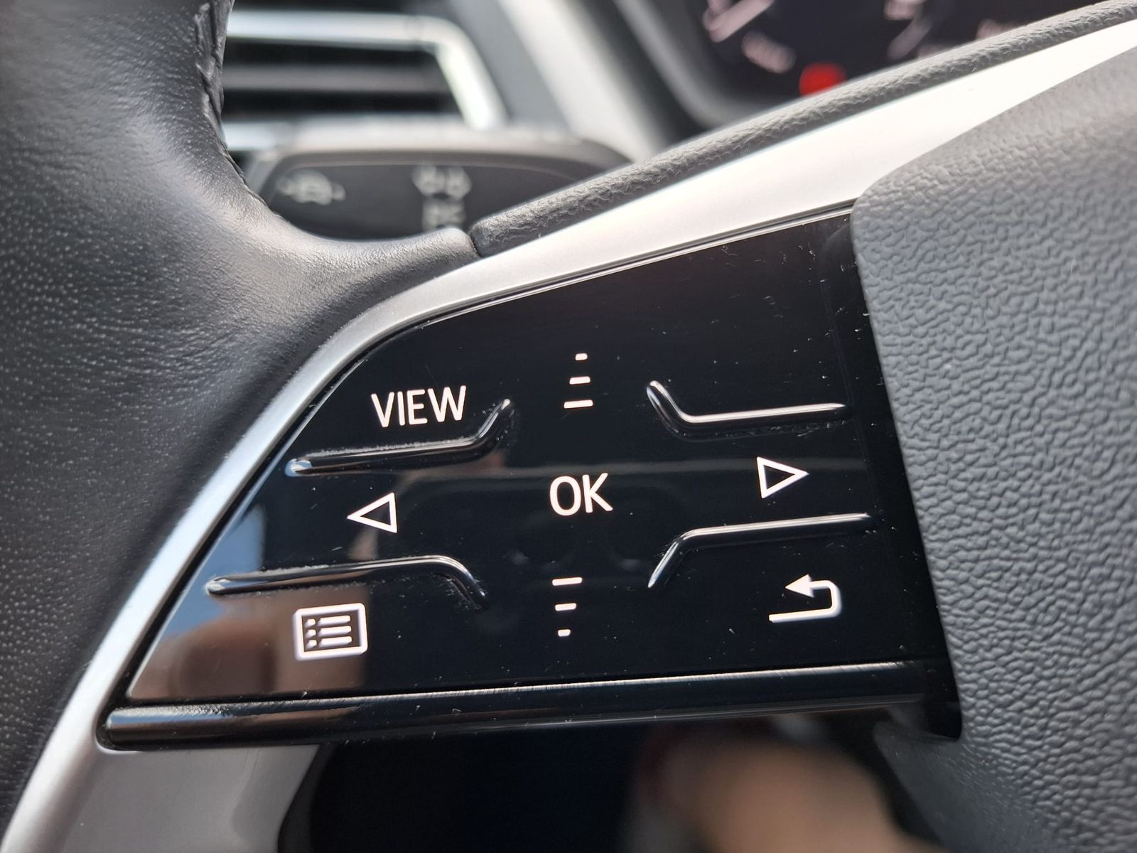 Fahrzeugabbildung Audi Q4 e-tron 40 AHK*LED*19"ALU*SHZ*SPORTSITZE*94,4%