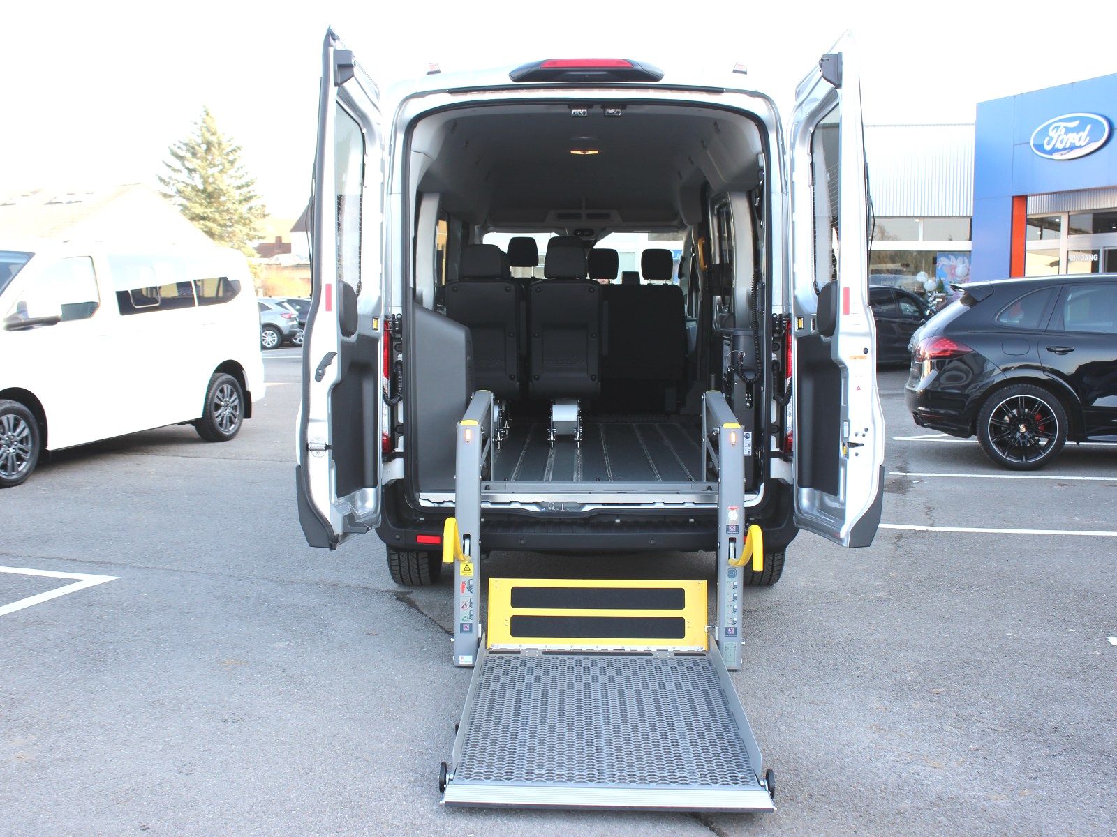 Fahrzeugabbildung Ford Transit 350 L3 Trend -Rollstuhlfahrzeug-