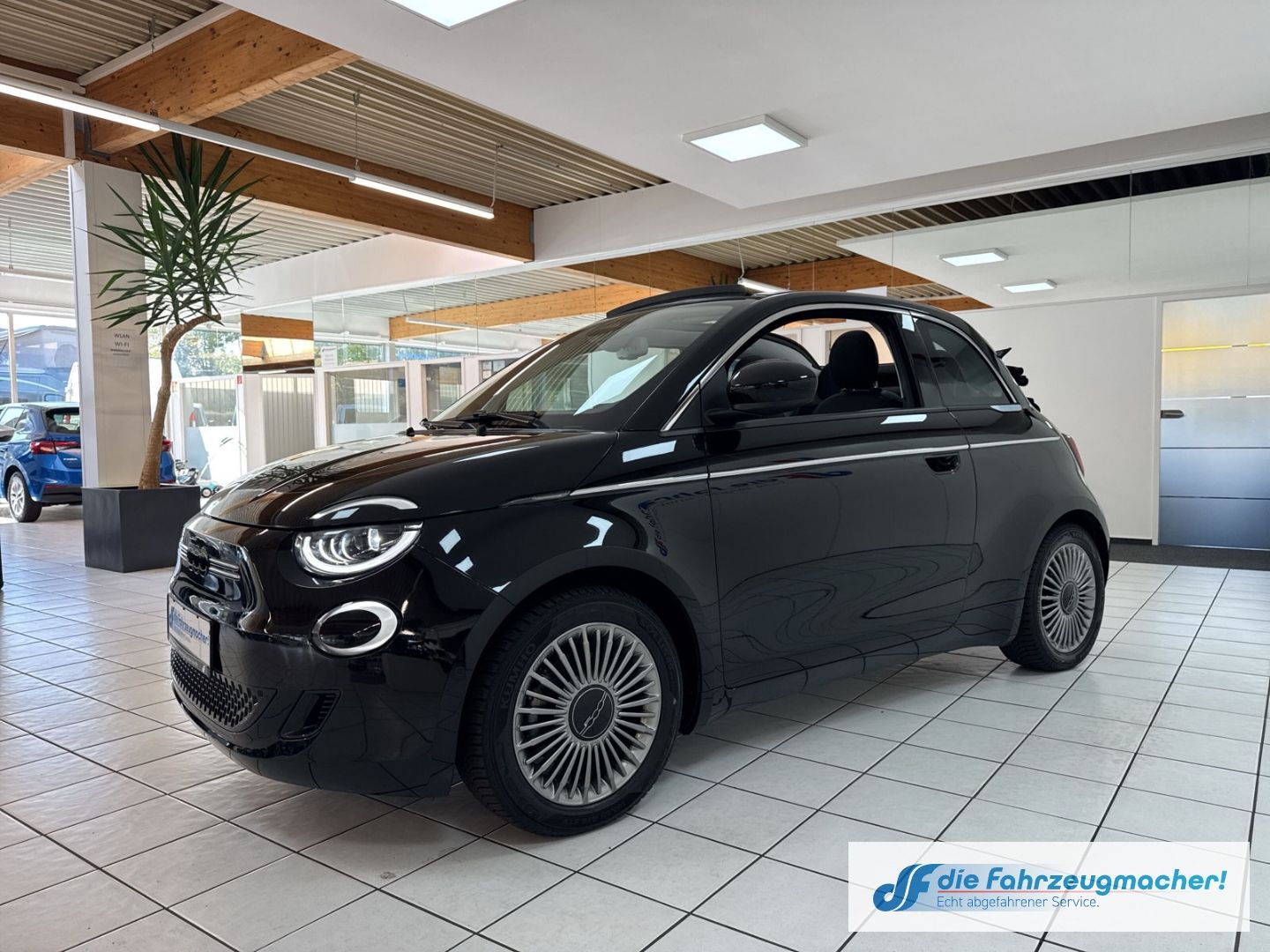 Fahrzeugabbildung Fiat 500 e Navi Soundsystem Apple CarPlay Android Au
