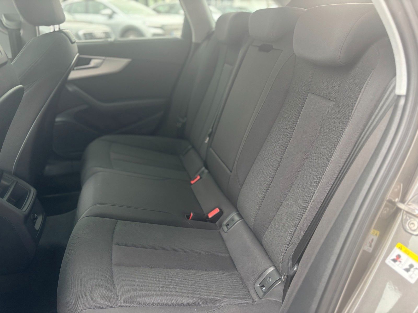 Fahrzeugabbildung Audi A4 Avant 40 TFSI quattro basis
