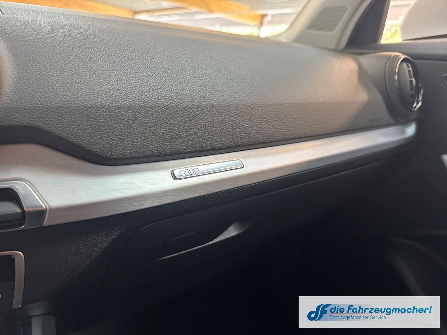 Fahrzeugabbildung Audi Q2 sport Sportpaket Navi Digitales Cockpit LED A