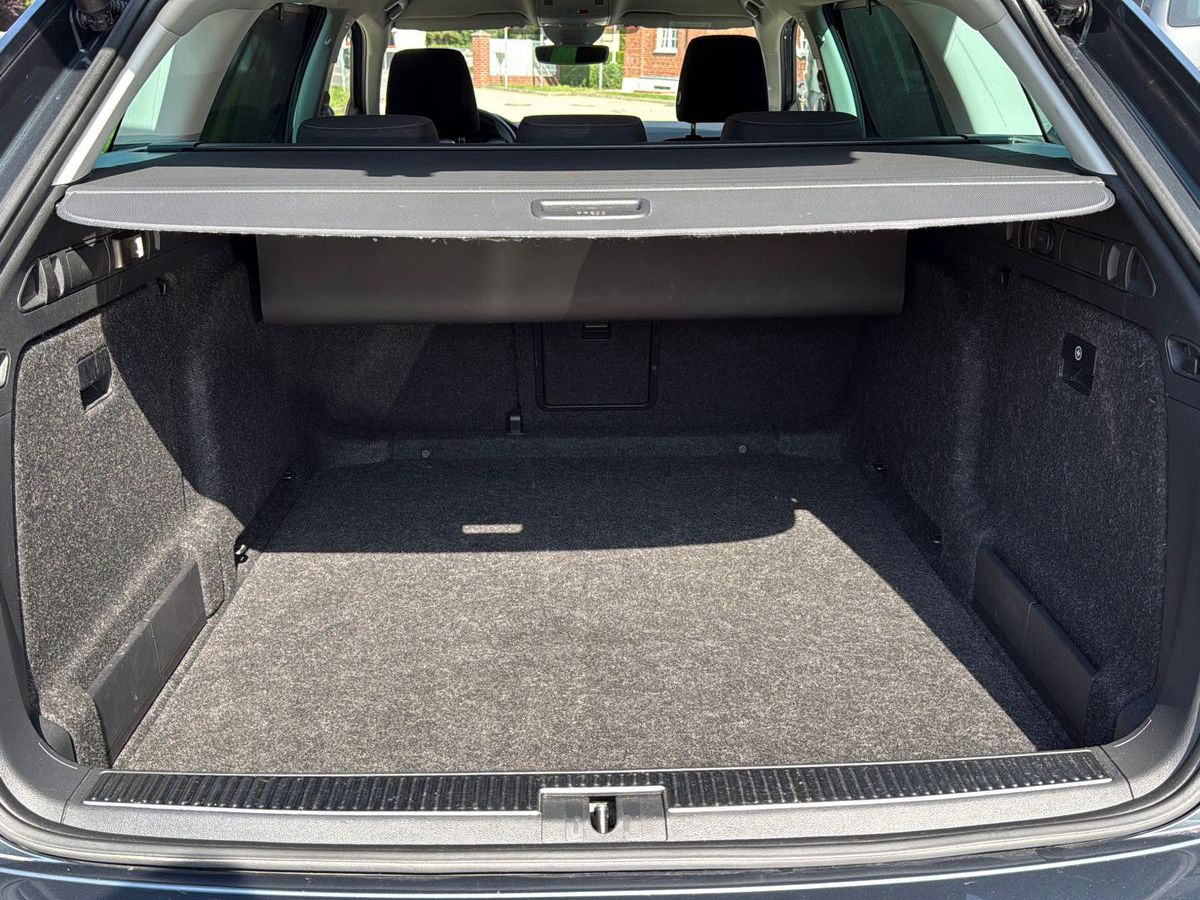 Fahrzeugabbildung SKODA Superb Combi 2.0 TDI / unfallfrei /AHK