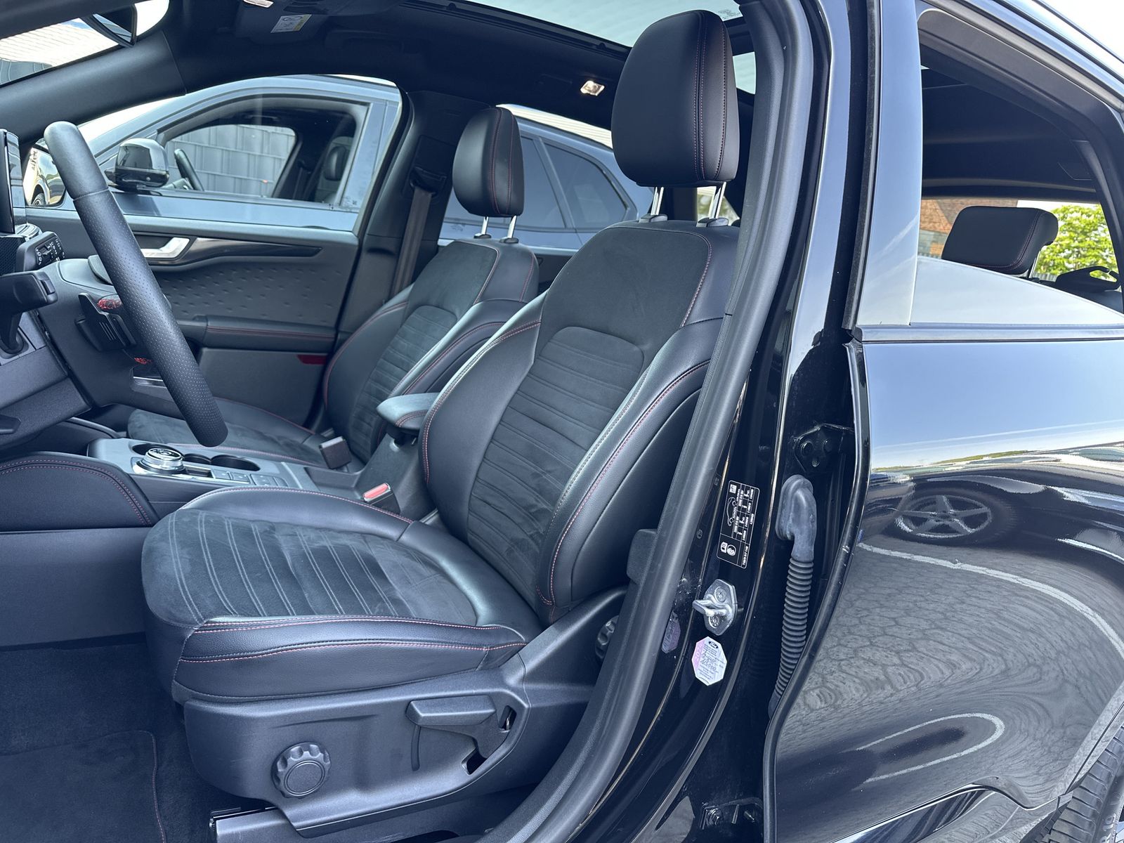 Fahrzeugabbildung Ford Kuga 2.0 EB 4x4 ST-Line X NAV+LED+AHK+B&O+PANORA