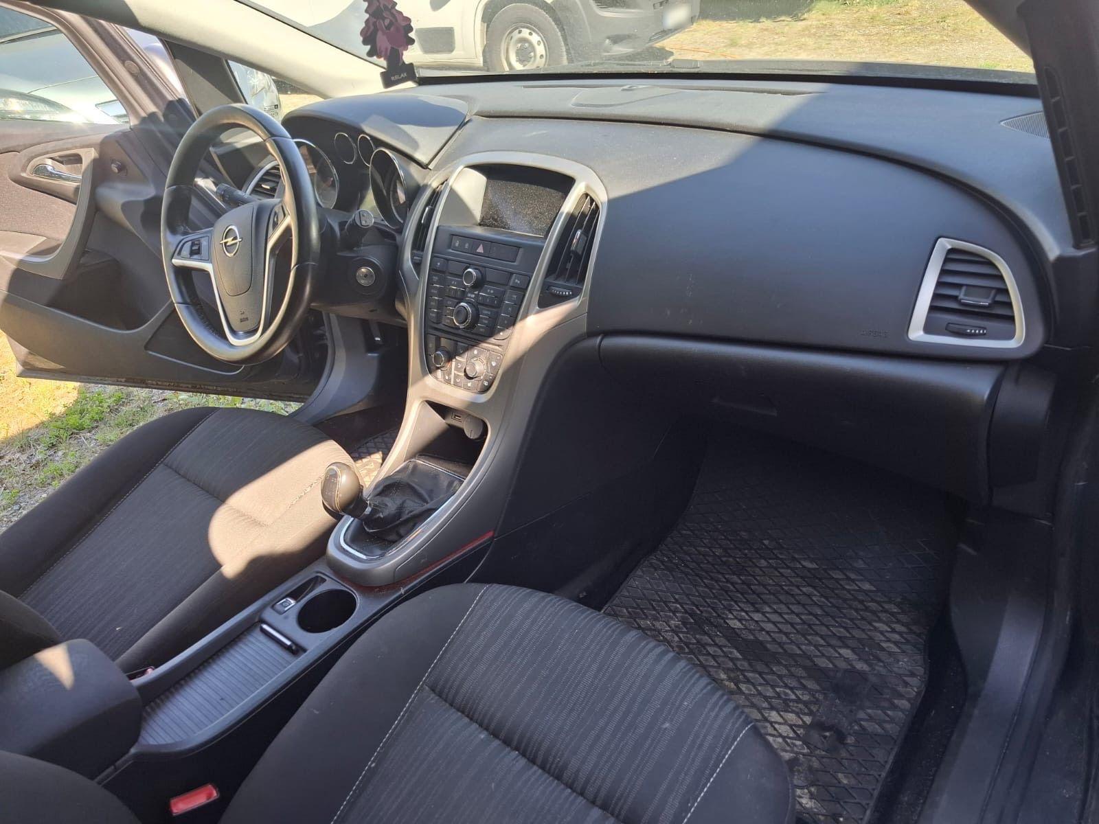 Opel Astra 2011 — photo 8