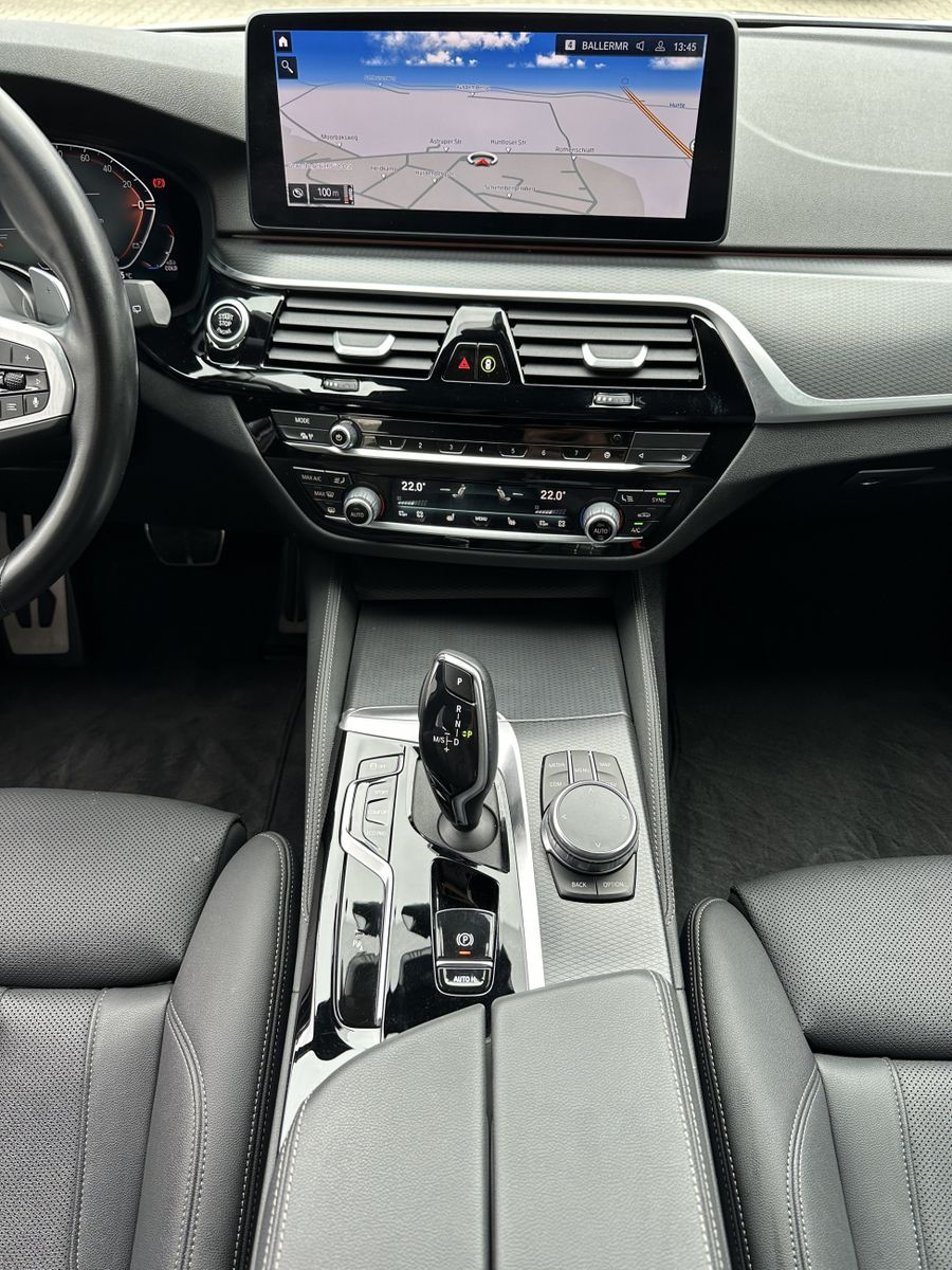 Fahrzeugabbildung BMW 520d Touring xDrive M-Sport NAV+LED+AHK+KAMERA