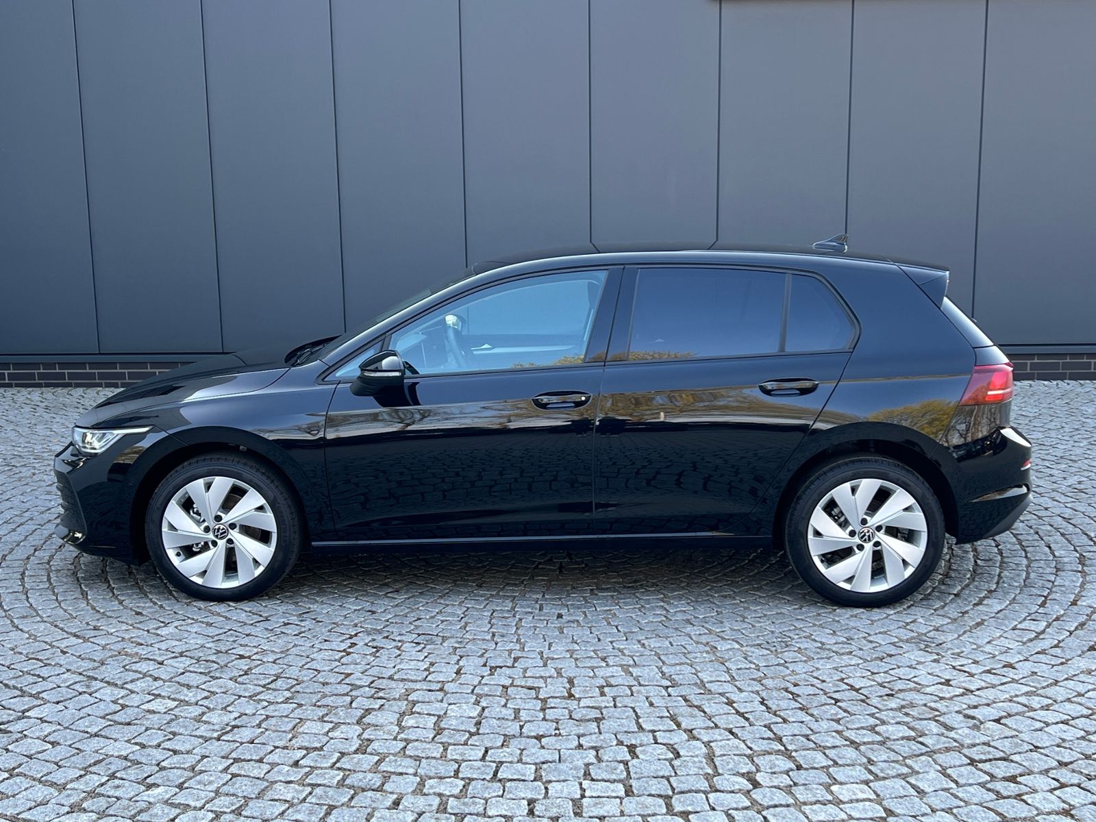 Fahrzeugabbildung Volkswagen Golf VIII Life 1.5 TSI *ACC, Light Assist, Sitzh