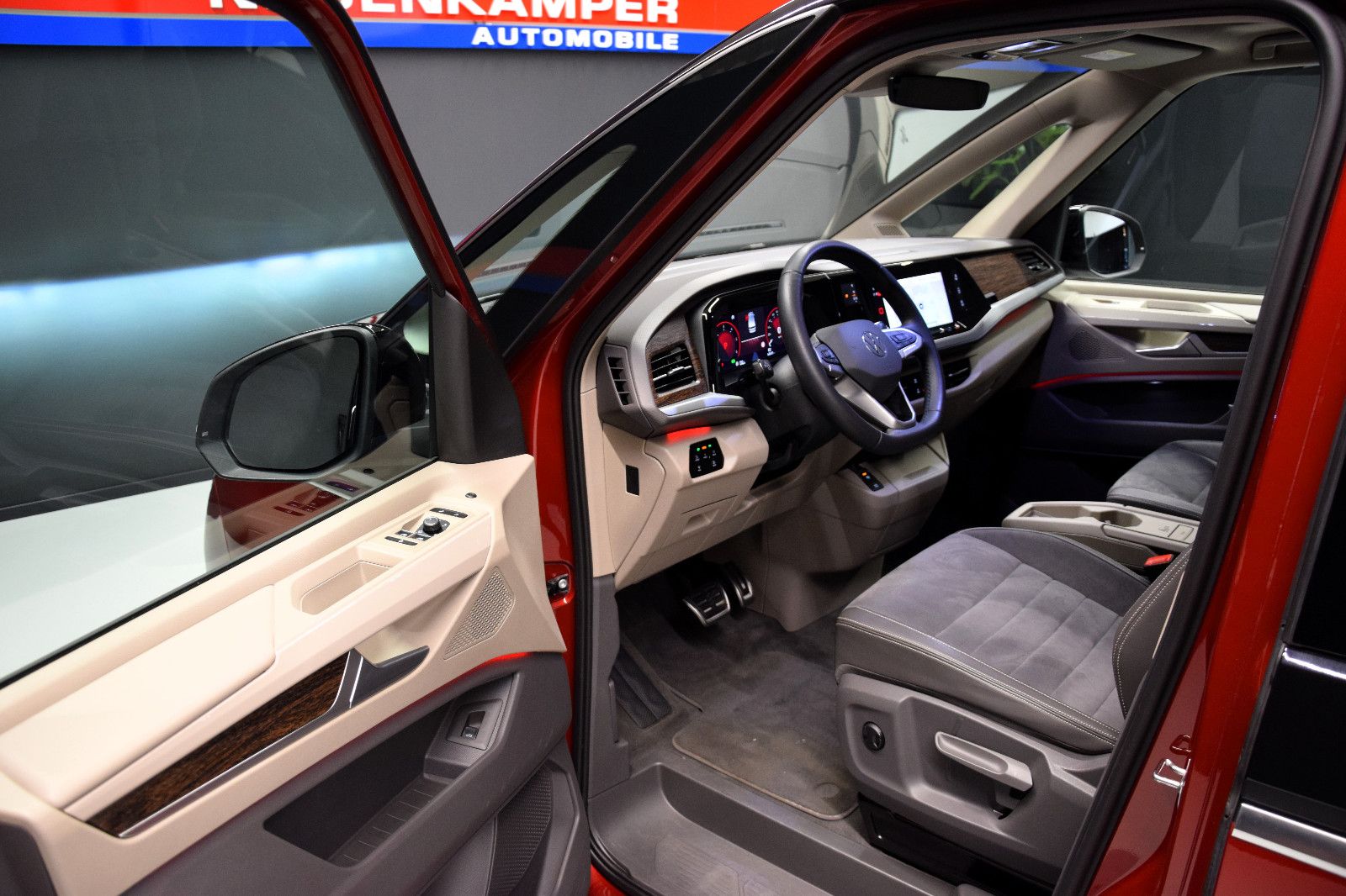 Fahrzeugabbildung Volkswagen T7 Multivan BiCol. rot/schwarz Pano HuD ACC AHK