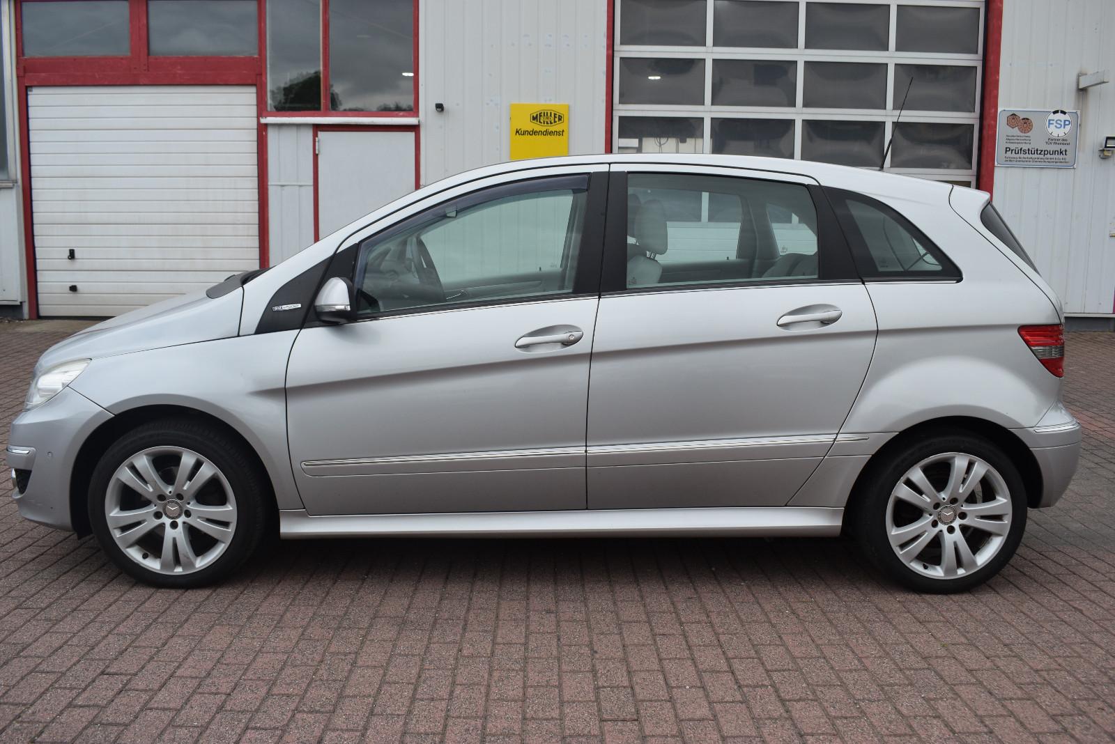Mercedes-Benz B180 2009 — rear view