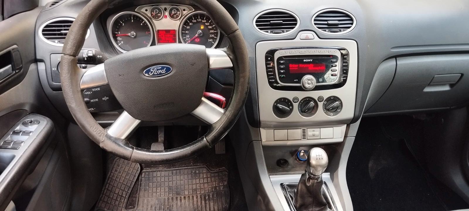 Ford Focus 2010 — photo 11