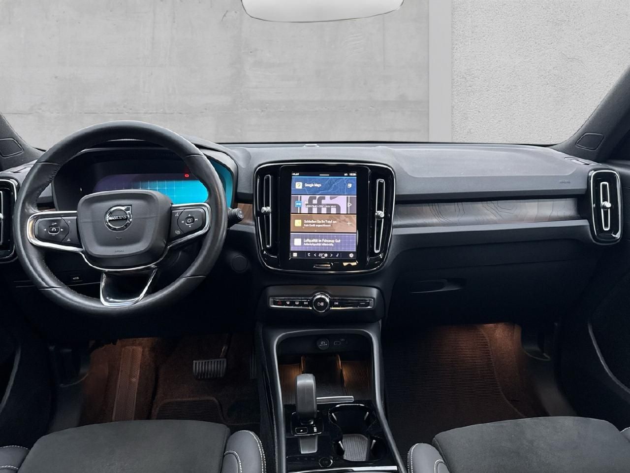 Fahrzeugabbildung Volvo XC40 Plus Recharge Pure Electric 2WD