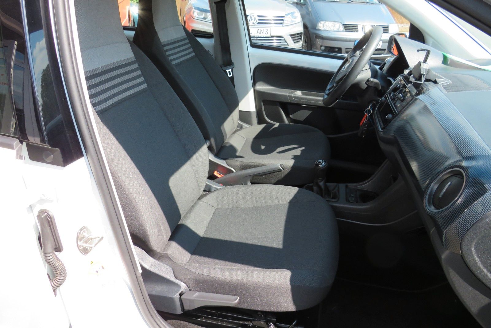 Fahrzeugabbildung Volkswagen up! 4 TÜREN KLIMA TELVOR DAB KAMERA PDC GRA 1.H
