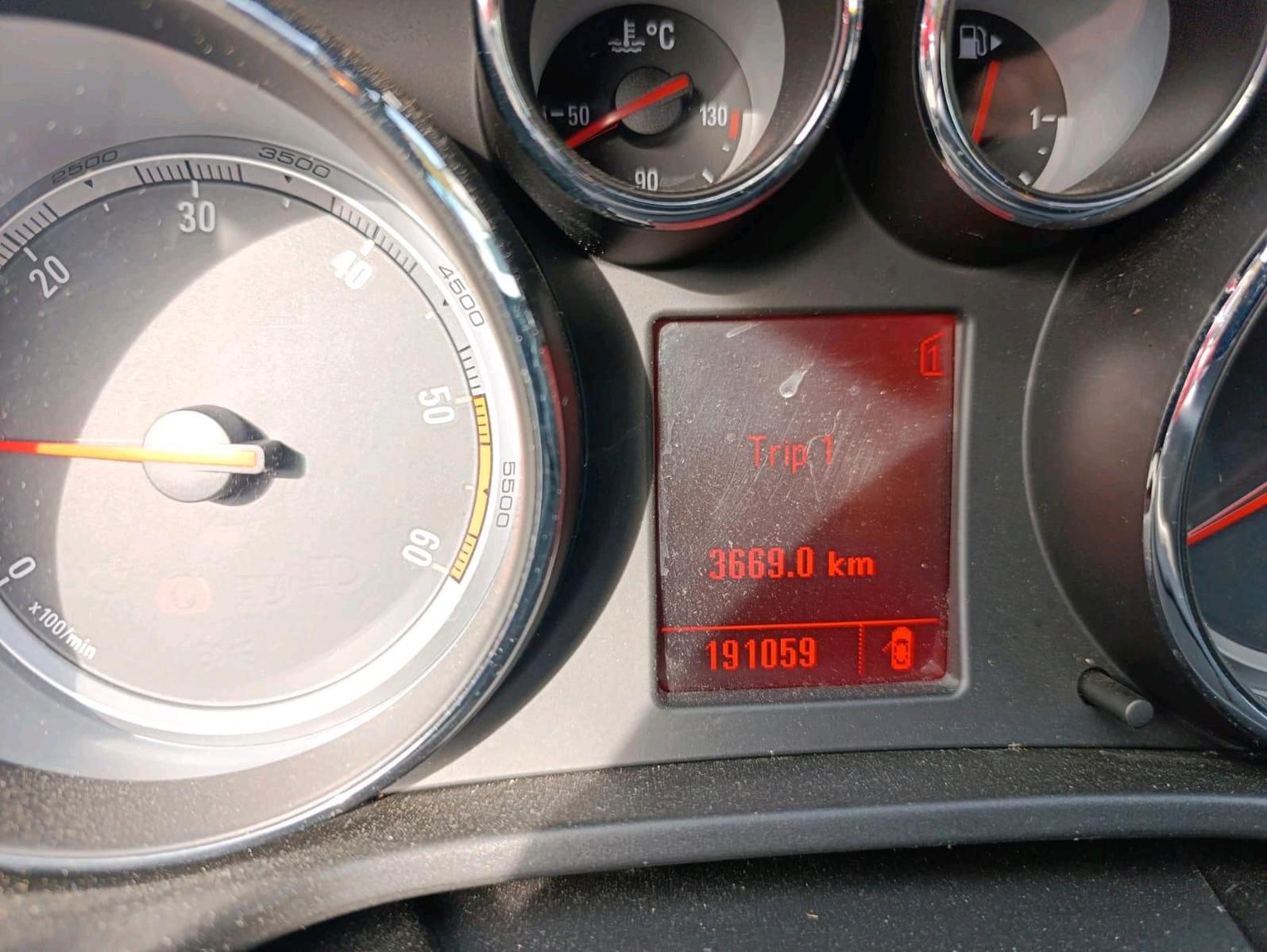 Opel Insignia 2009 — двигун