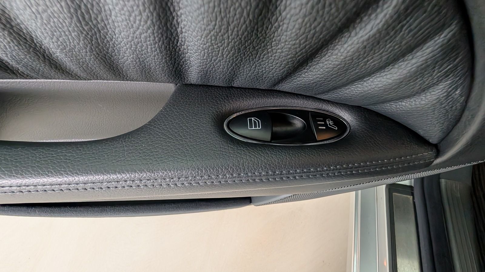 Fahrzeugabbildung Mercedes-Benz E 320 4Matic * Bi- Xenon * STHZ * Elegance