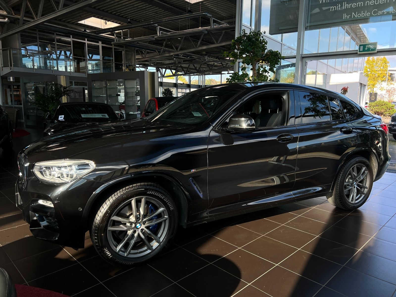 Fahrzeugabbildung BMW X4 xDrive 30 i M Sport AHK HUD LED NAV