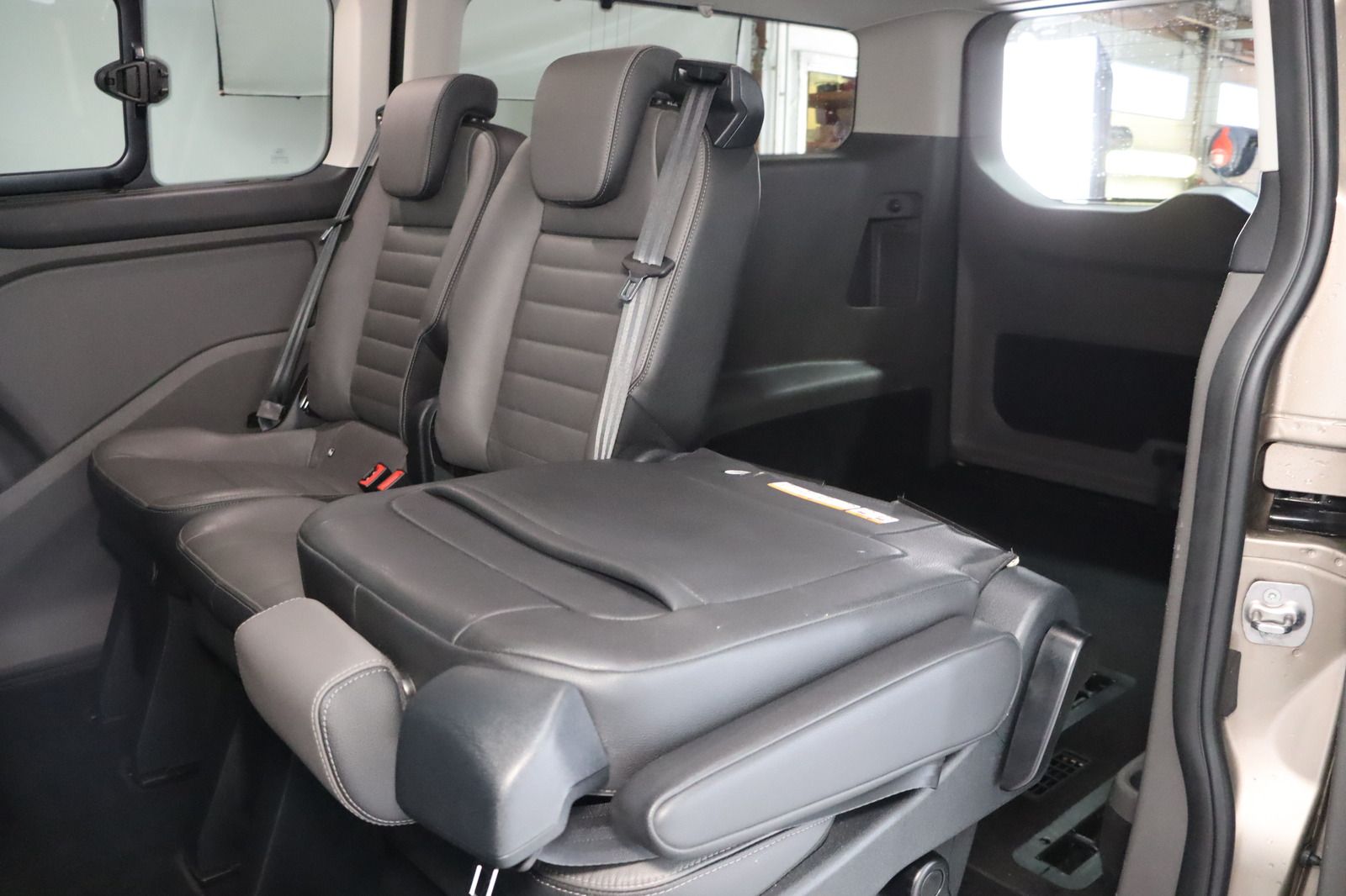 Fahrzeugabbildung Ford Tourneo Custom 2.0 L2 Lang Titanium Black Series