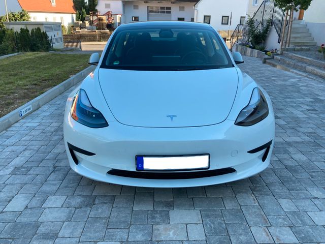 Tesla Model 3 Standard Range Plus (325 PS, RWD)