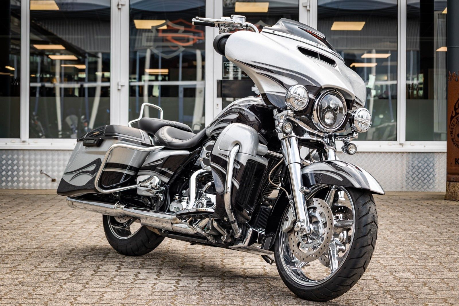 Fahrzeugabbildung Harley-Davidson CVO STREET GLIDE 110 FLHXSE - KESSTECH