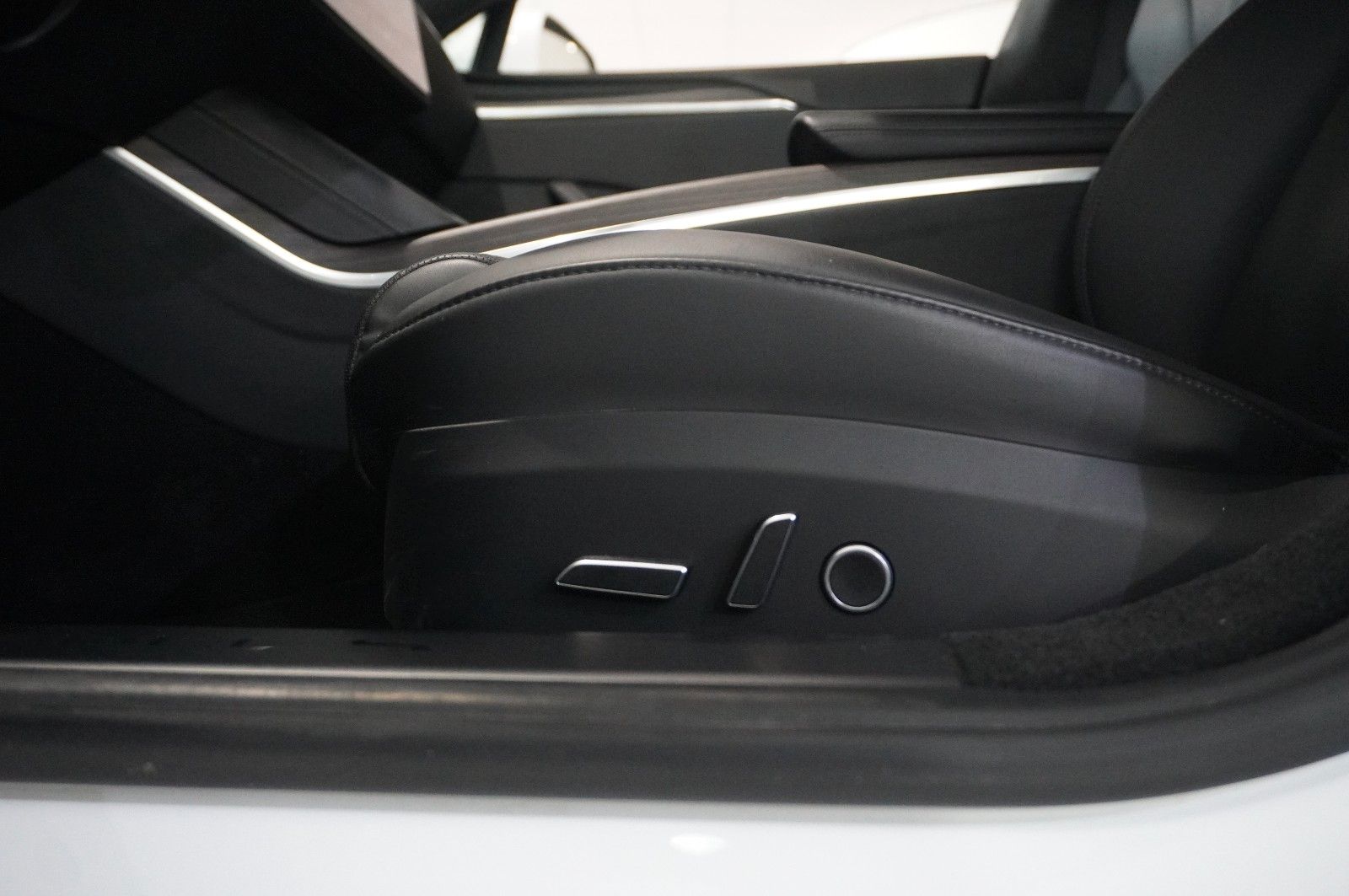 Fahrzeugabbildung Tesla Model S DUAL-MOTOR LONGRANGE NAVI/AMD/YOKE/LEDER