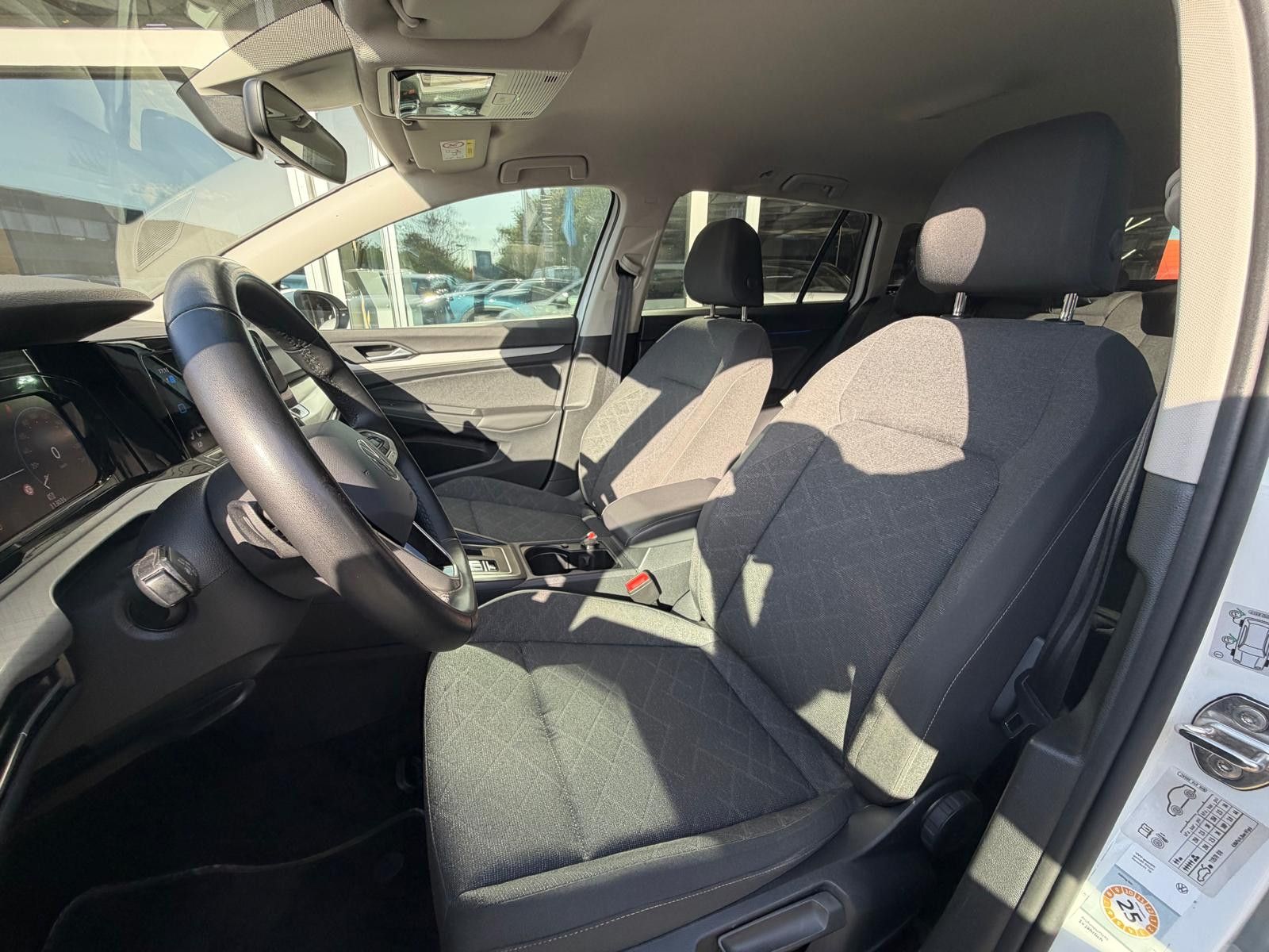 Fahrzeugabbildung Volkswagen Golf 1.0eTSI Life DSG VIRTU+LED+SHZ+NAVI+KAM+ACC