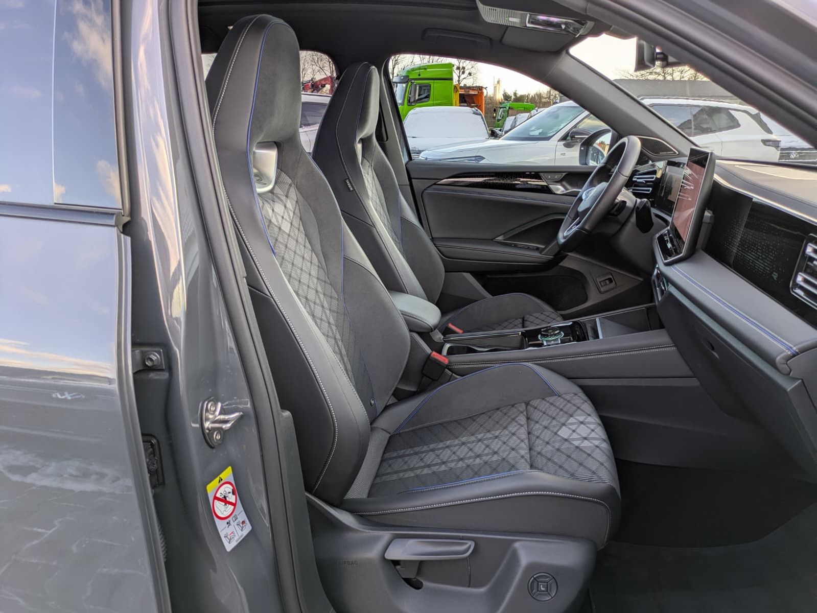 Fahrzeugabbildung Volkswagen Tiguan 2.0 TDI R-Line 4M Pano*Black*Matrix*AHK