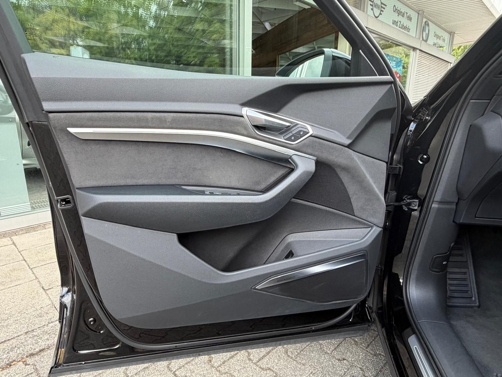 Fahrzeugabbildung Audi e-tron 55 QUAT 2X S LINE BLACK EDIT LUFT+360+AHK