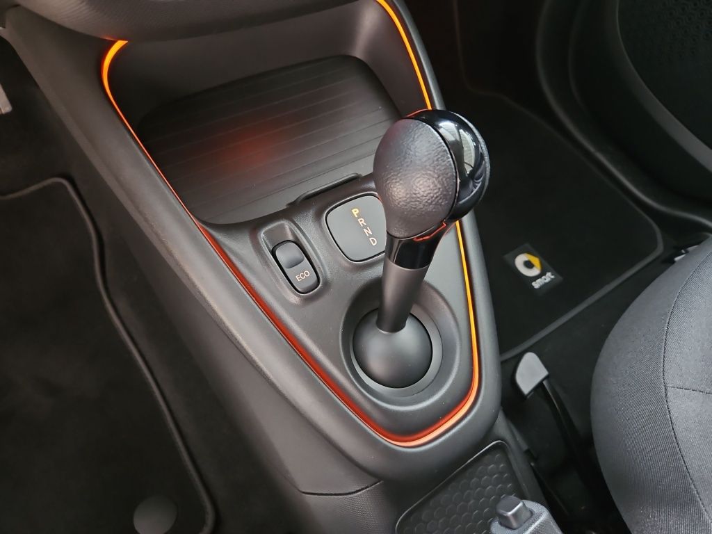 Fahrzeugabbildung Smart EQ ForTwo Pano Tempomat Navi LED SHZ SpurH KAM