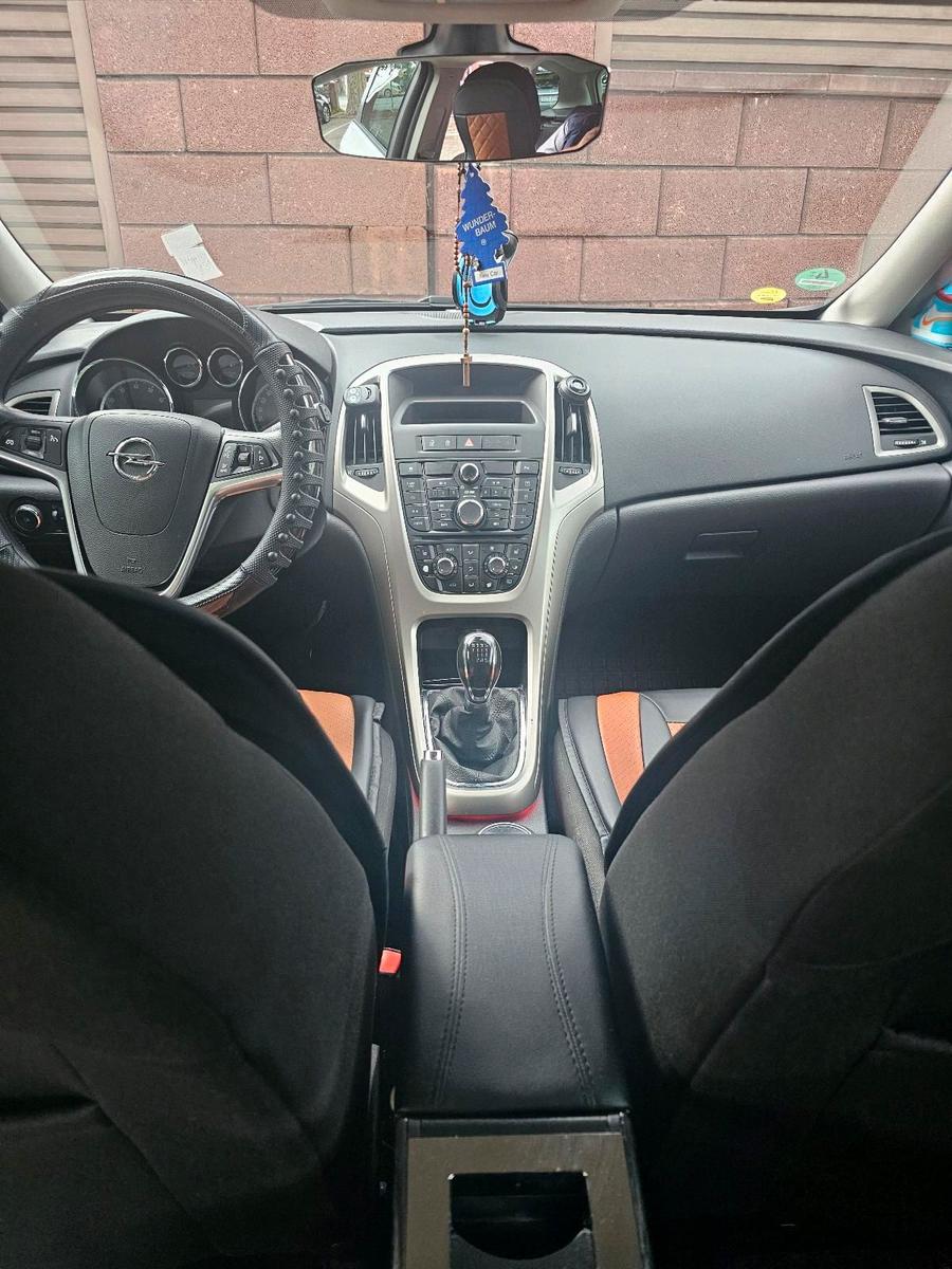 Opel Astra 2011 — photo 11