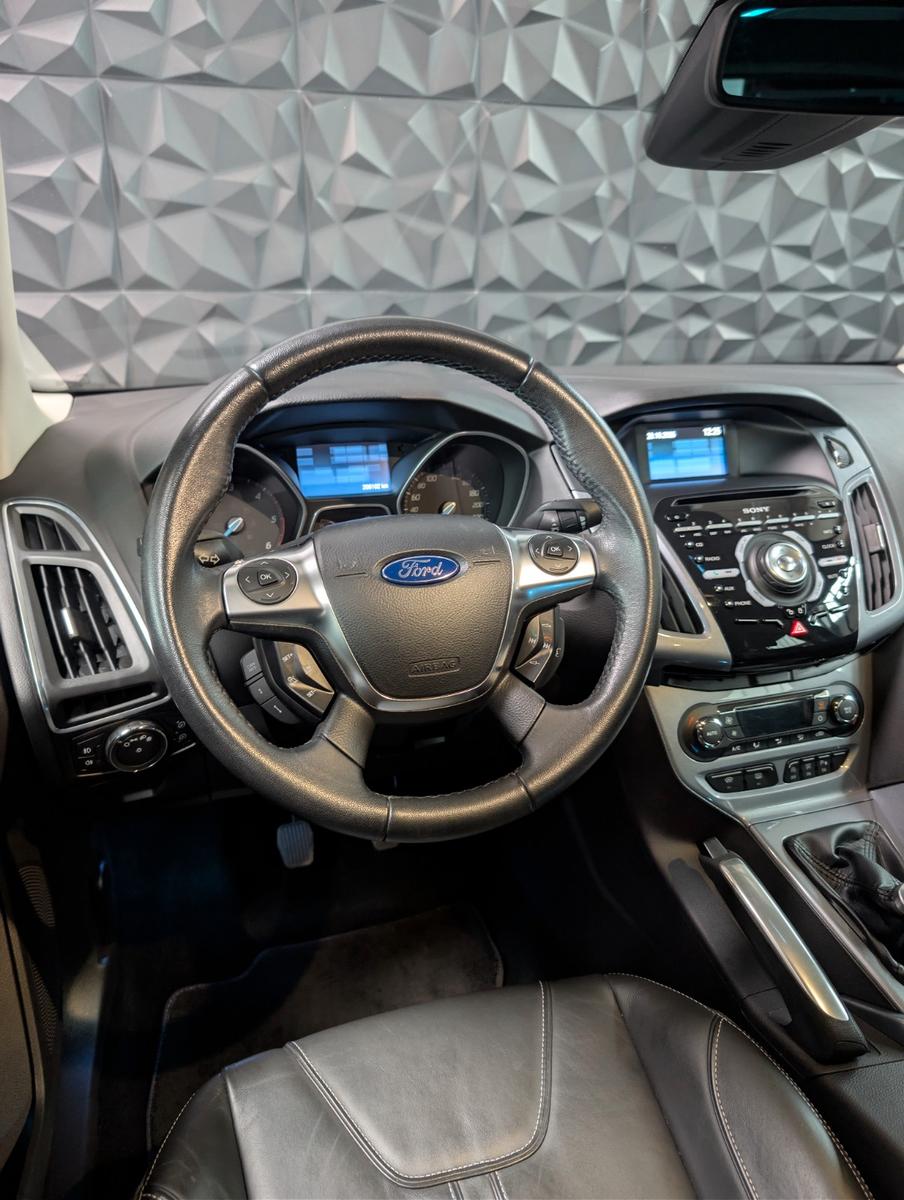 Ford Focus 2012 — photo 8