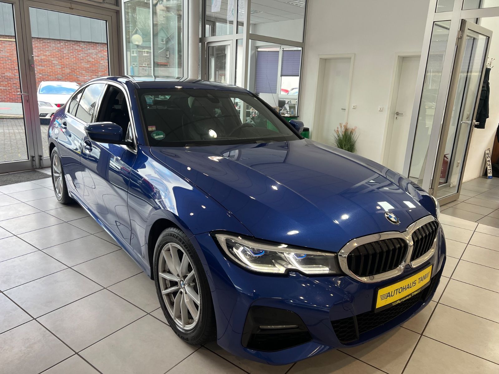 Fahrzeugabbildung BMW 330 i M Sport * Head-Up *Ambiente* LEDER *
