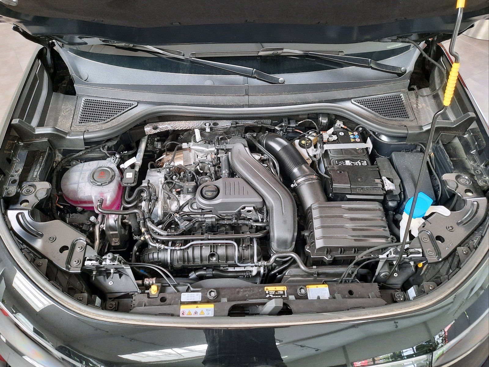 Fahrzeugabbildung Volkswagen T-Roc eTSI R-Line Black&Style DSG *AHK*Cam*ACC*