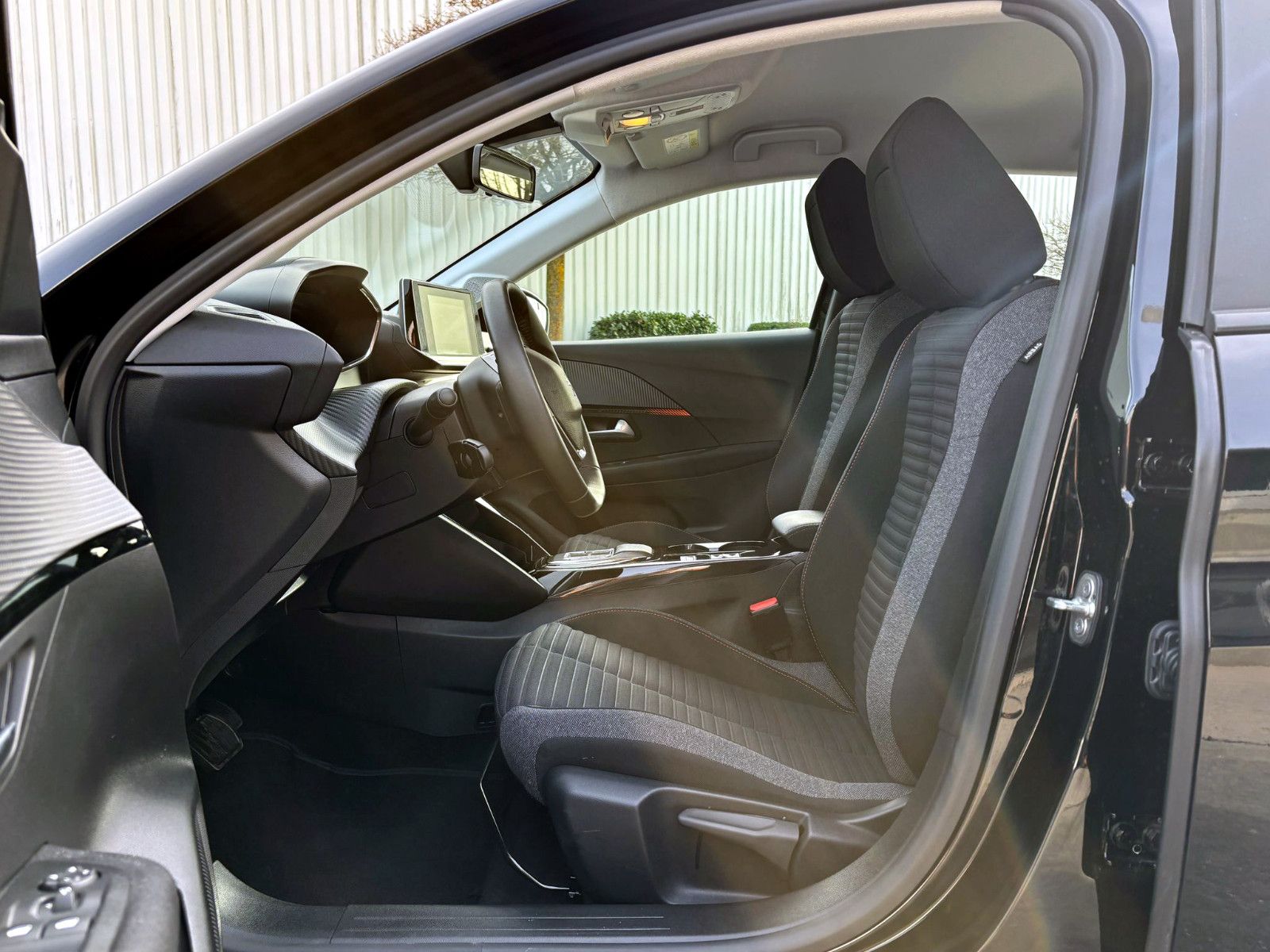 Fahrzeugabbildung Peugeot 208-e Active Pack 50kWh LED SHZ NAV KLIMA PDC BT