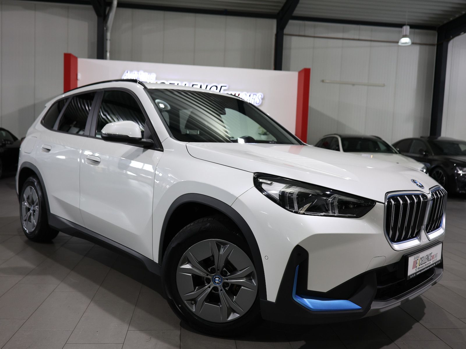 BMW iX1 30 xDrive 95,7% PREMIUM / HARMAN/KARDON, LED foto 2