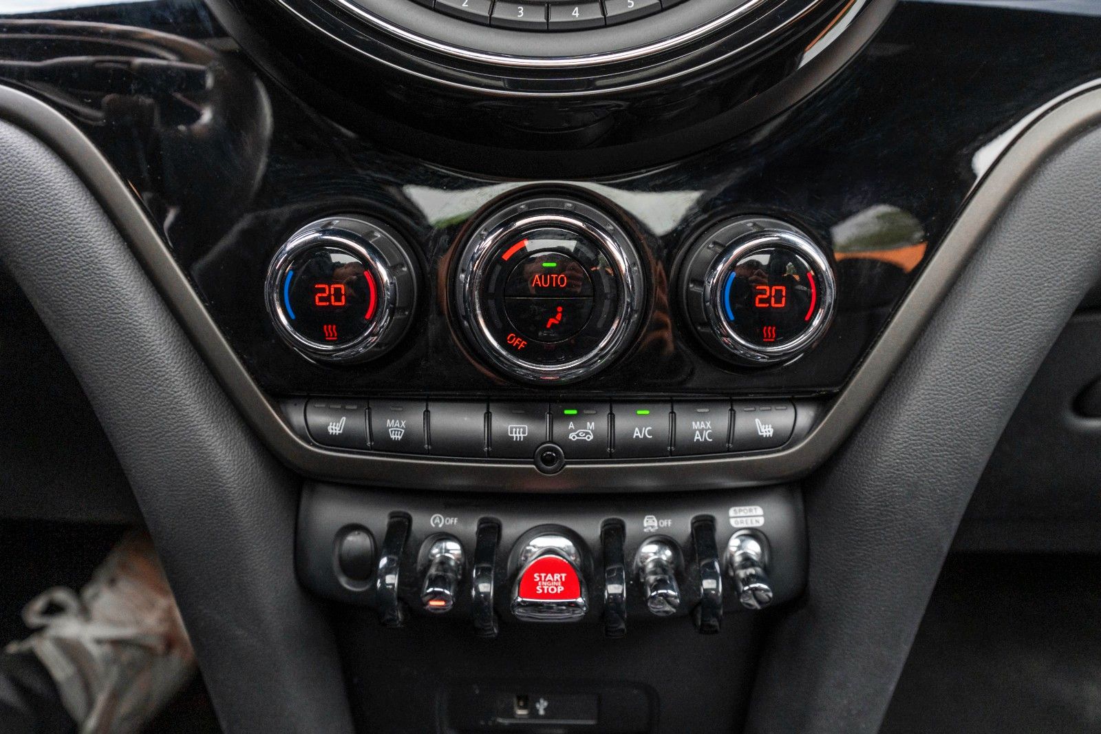Fahrzeugabbildung MINI Cooper S Countryman ALL4 HUD H&K KAM LED PANO