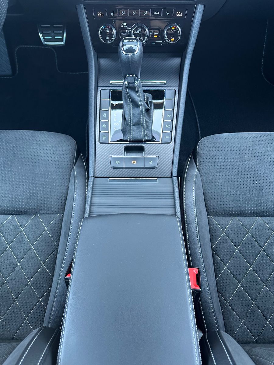 Fahrzeugabbildung SKODA Superb Combi 2.0 TDI DSG Sportline NAV+LED+AHK