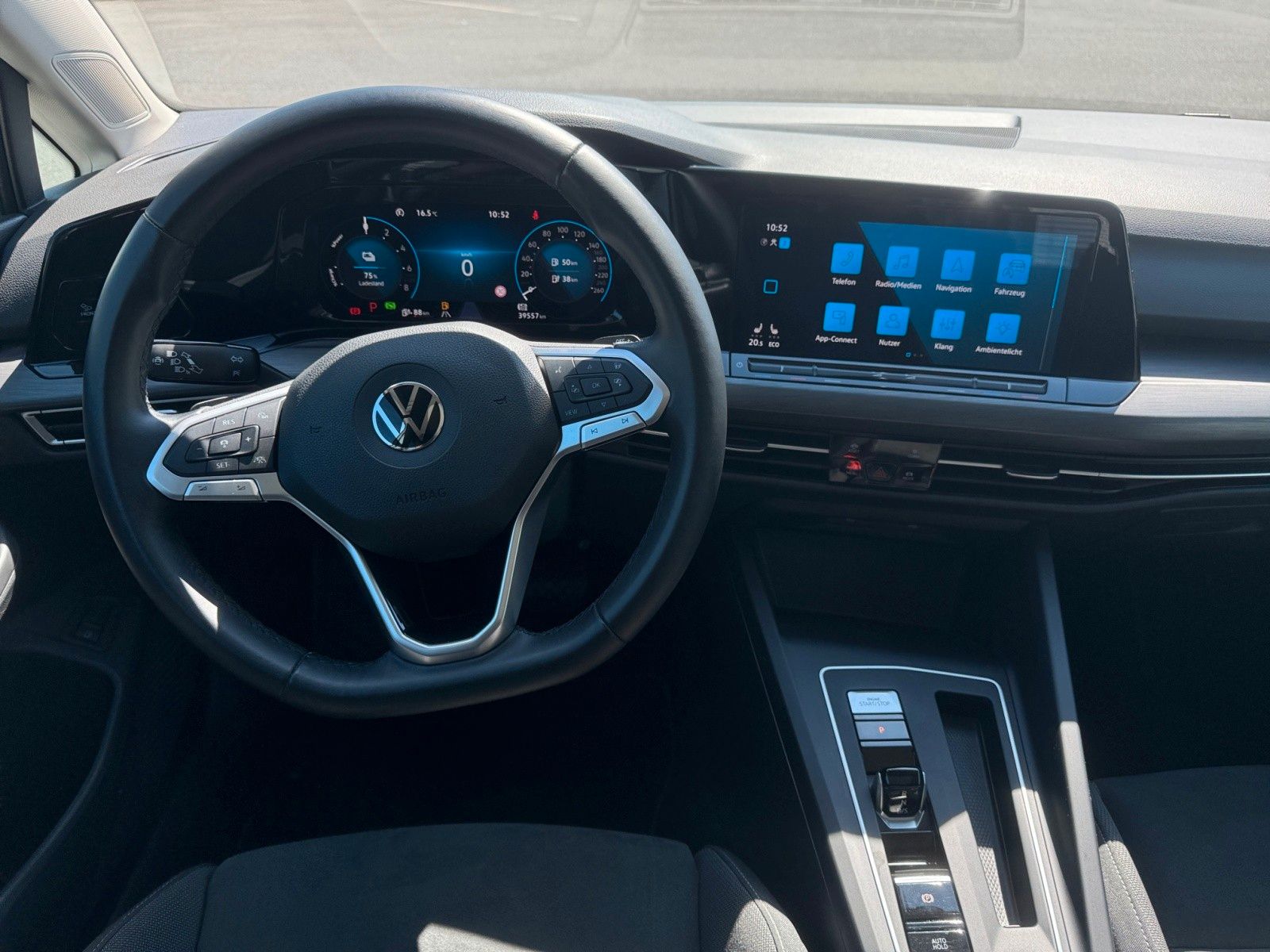 Golf Style Plug-In-Hybrid Navi Panoramadach