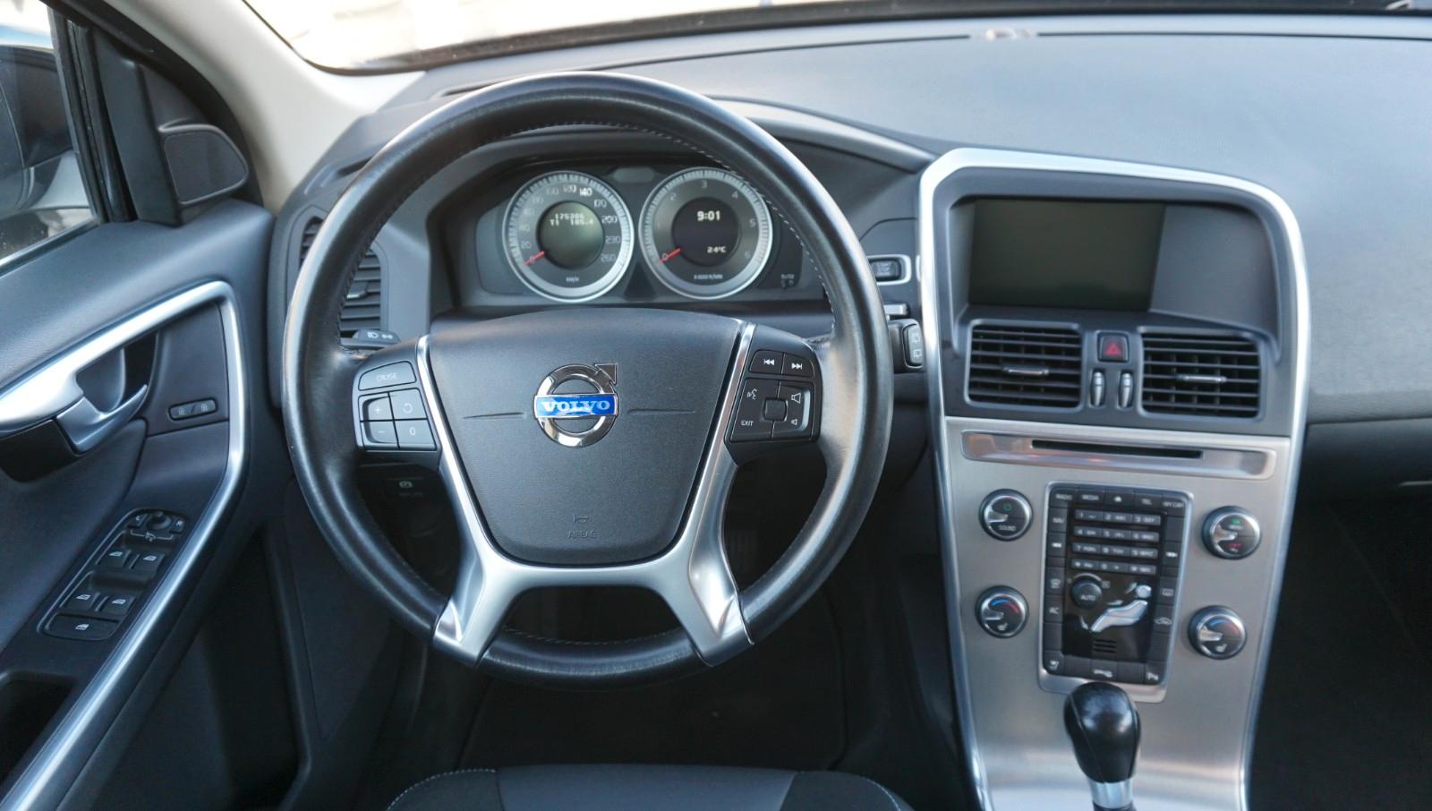 VOLVO XC60 - MOMENTUM - 163 CV - BVM - HAYON ÉLECTRIQUE