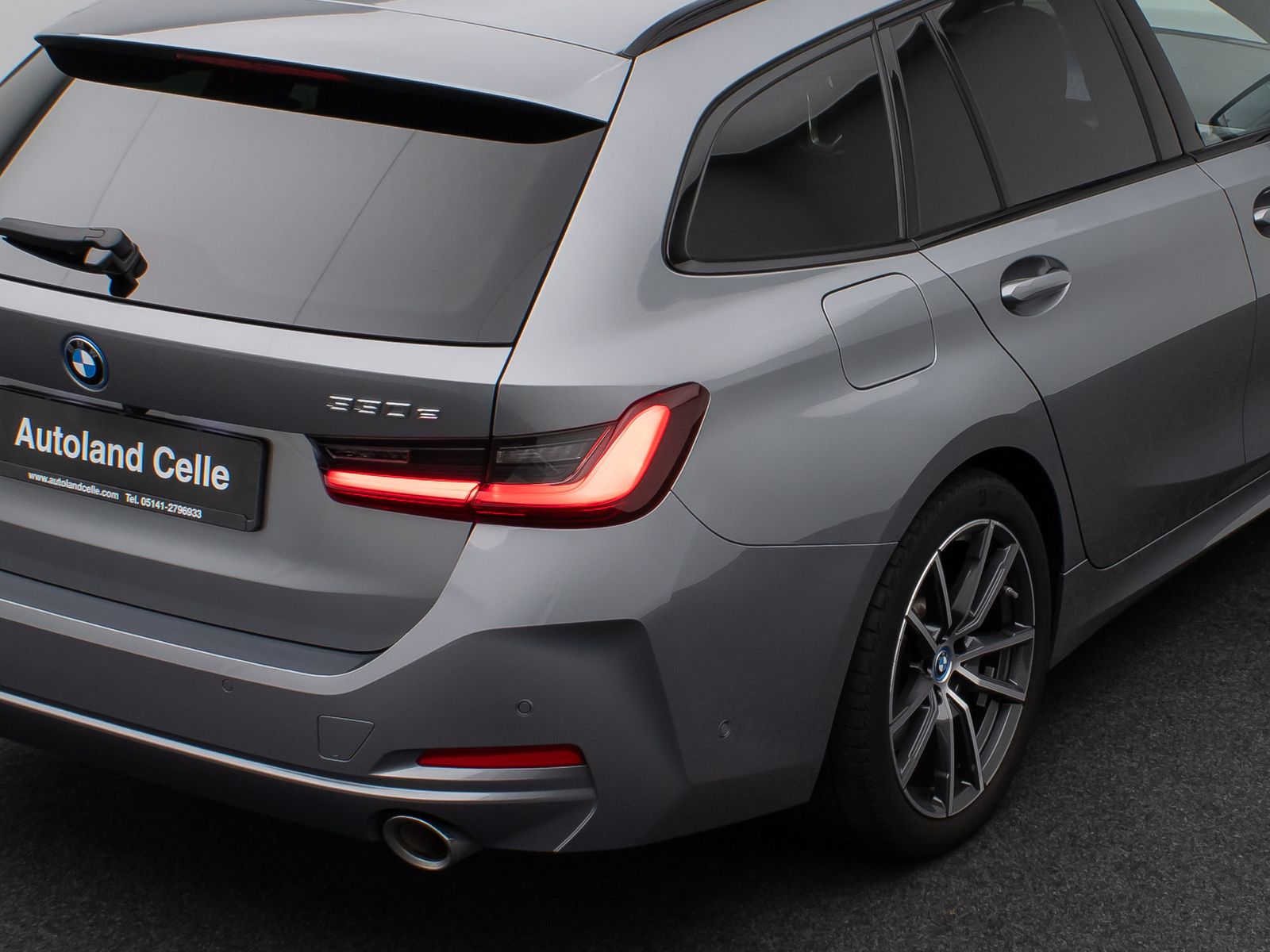 Fahrzeugabbildung BMW 330e Panorama Kamera HUD DAB HiFi AHK Sport Lede