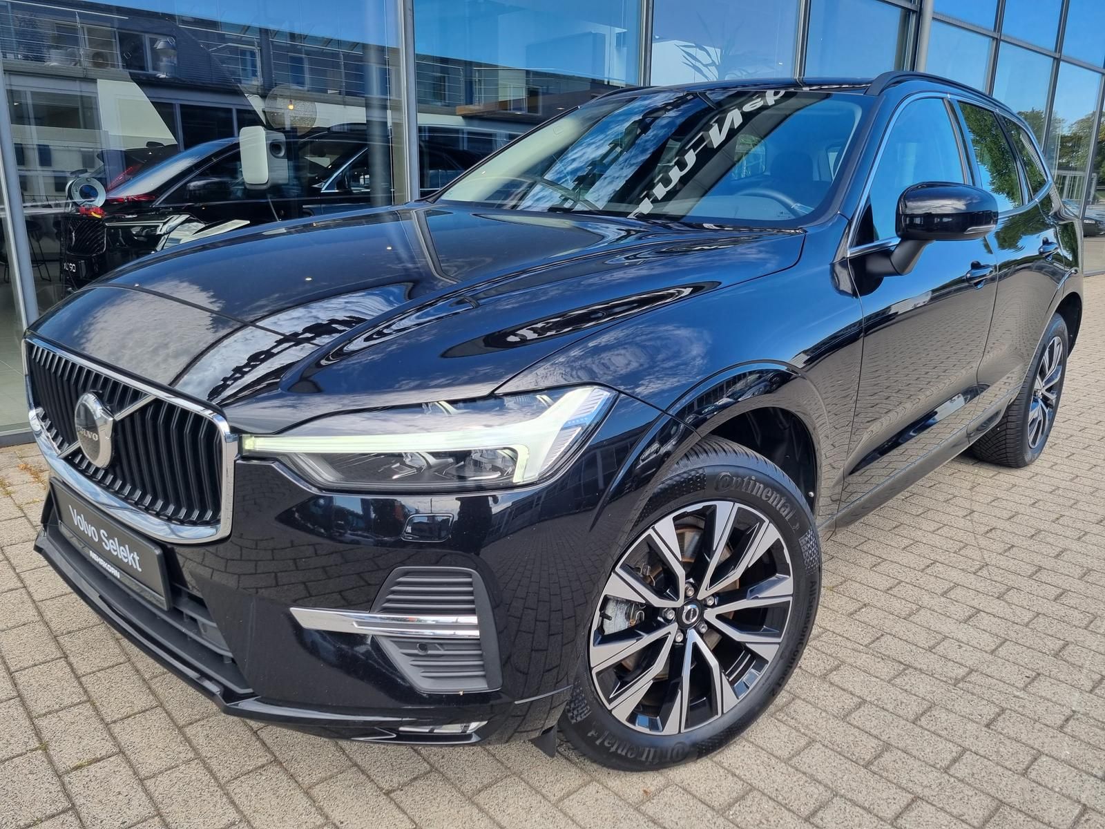 Fahrzeugabbildung Volvo XC60 B4 D Core 'Ganzjahresreifen, Google Maps'