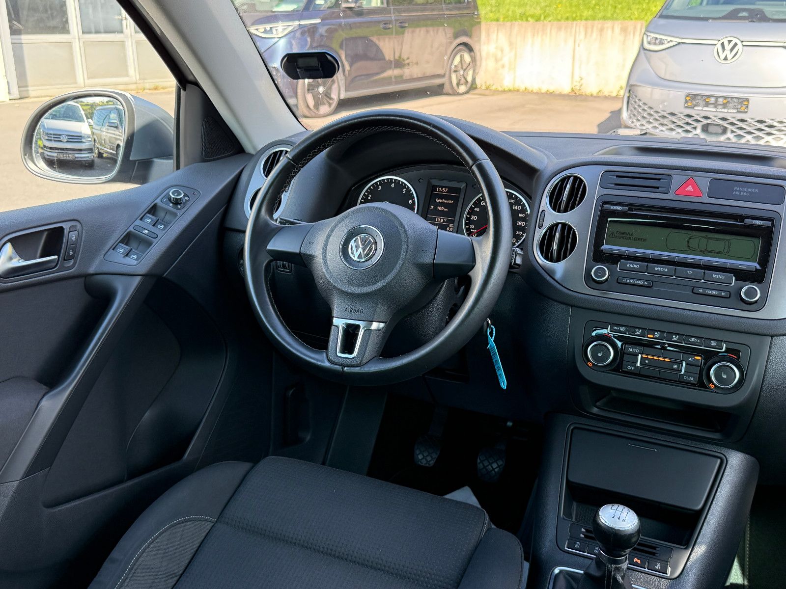 Fahrzeugabbildung Volkswagen Tiguan Team AHK Ambiente-Paket GRA SHZ PDC