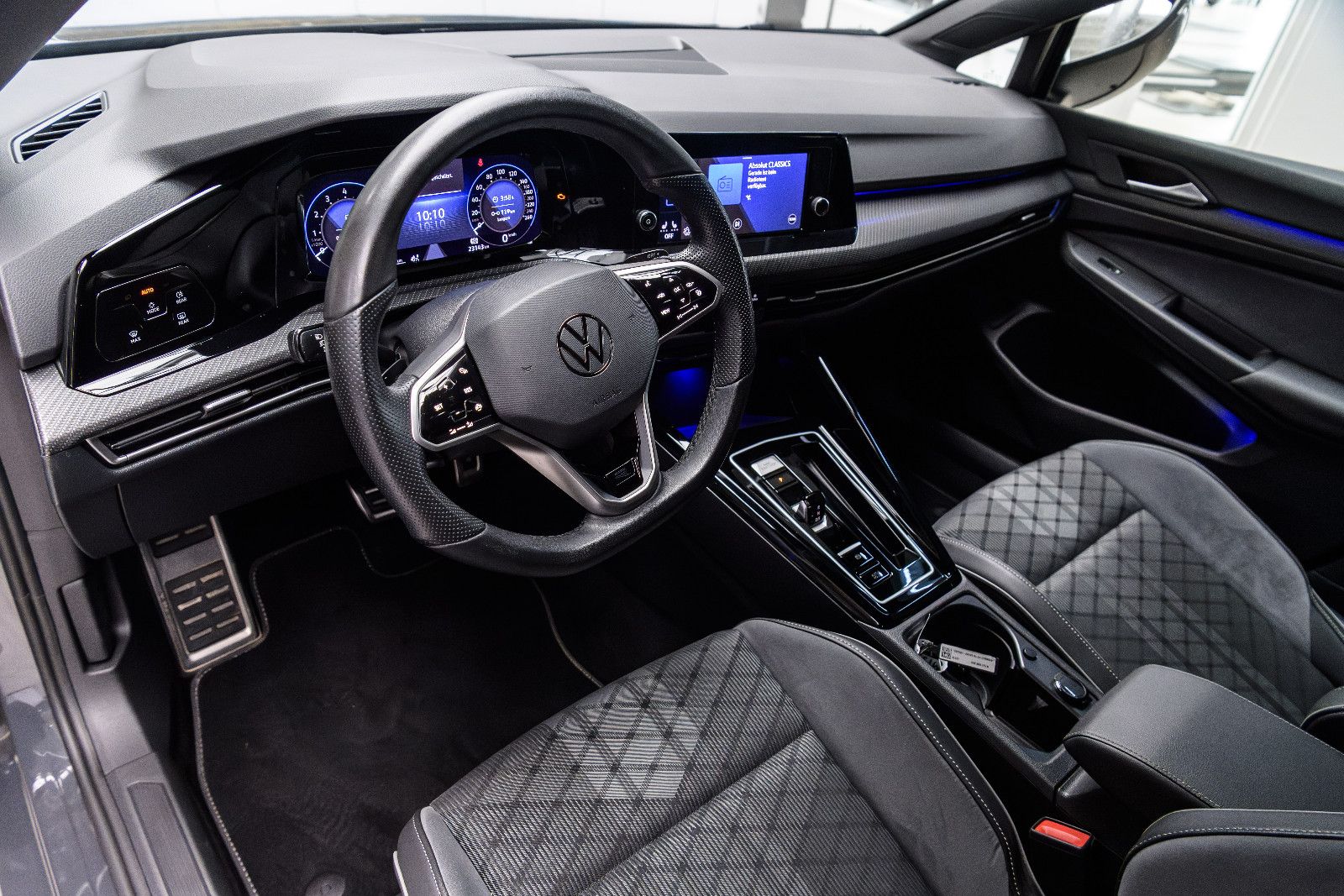 Fahrzeugabbildung Volkswagen Golf VIII R-Line 1.5 eTSI LED+APP+SHZ+18"