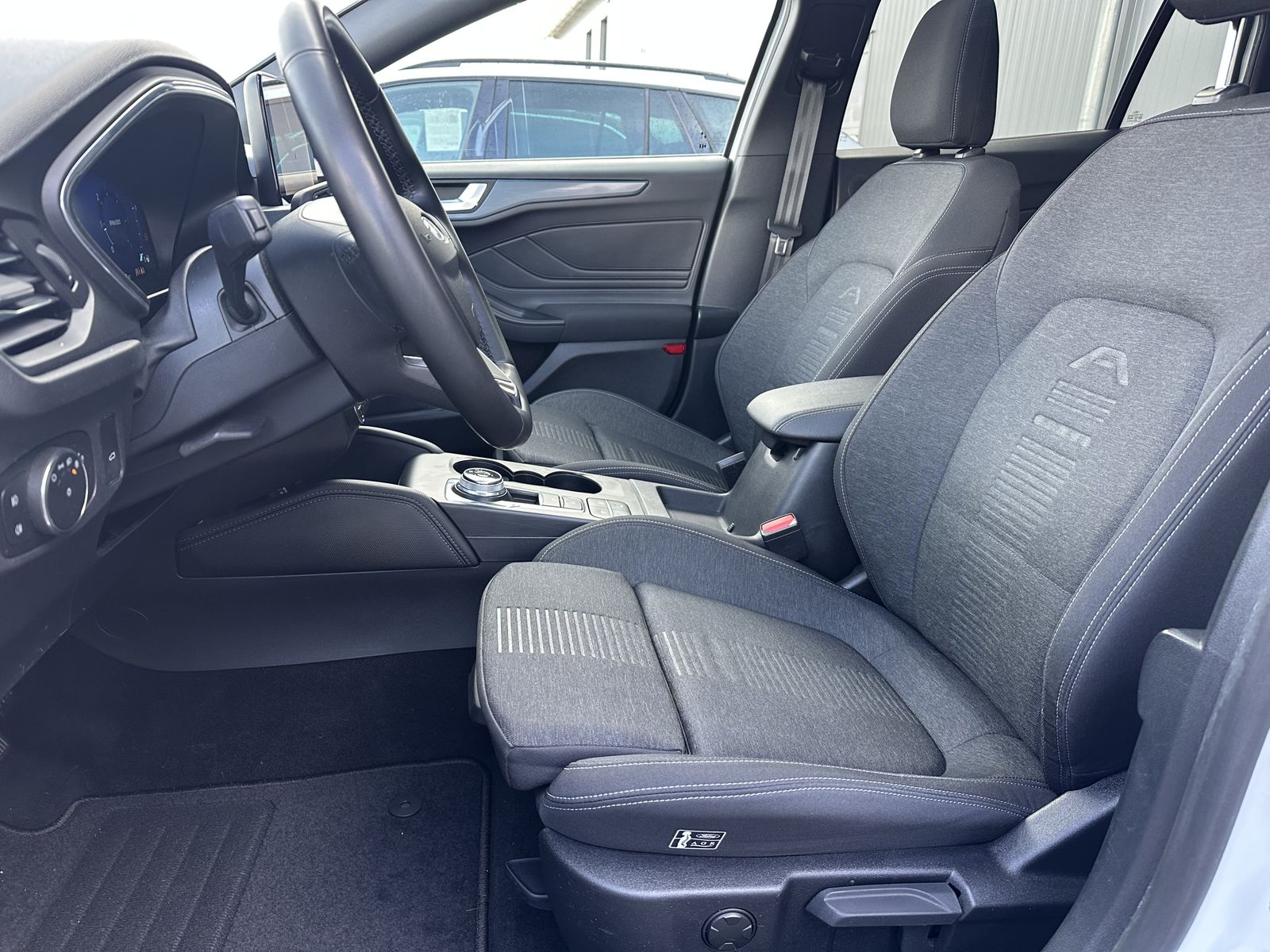 Fahrzeugabbildung Ford Focus 1.5 EB Aut. ACTIVE X NAV+LED+PANO+KAM+VC
