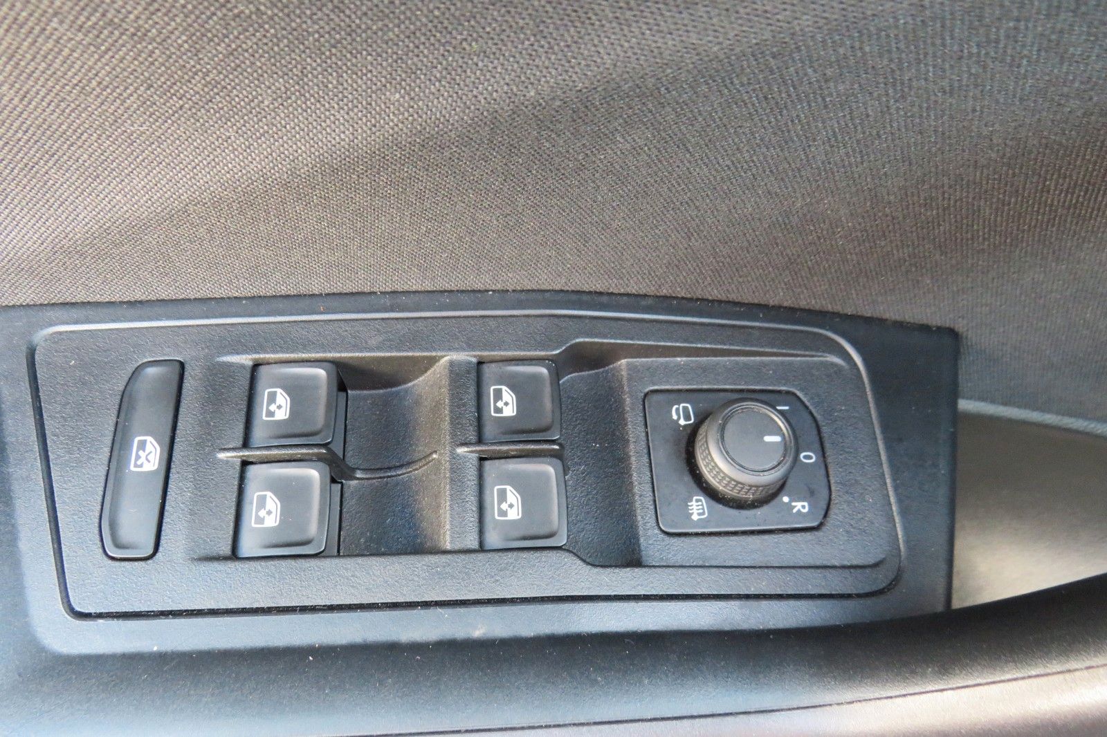 Fahrzeugabbildung Volkswagen T-Roc Life DSG AHK NAVI SITZH. APP-CON. LED 1Hd