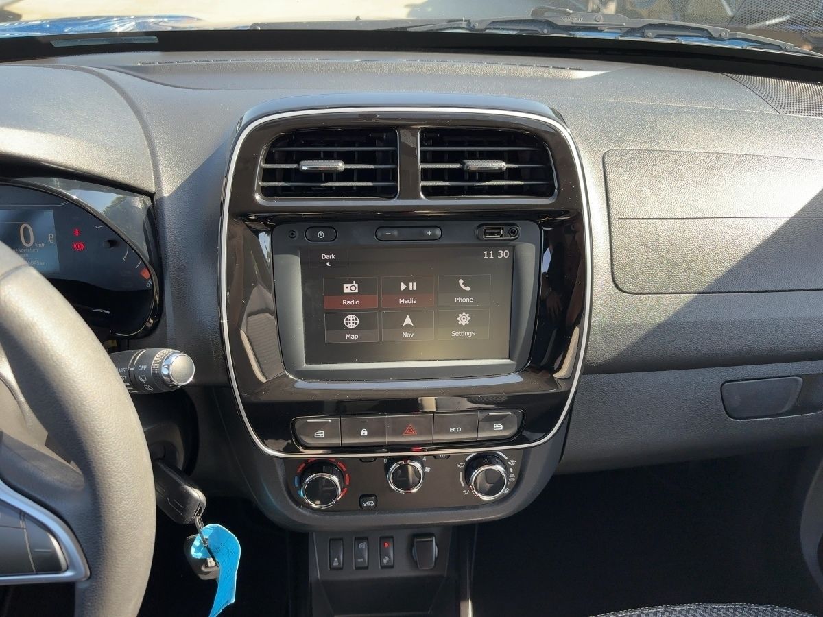 Fahrzeugabbildung Dacia Spring Expression 45 Navi Kamera - mit KI generiert/bearbeitet